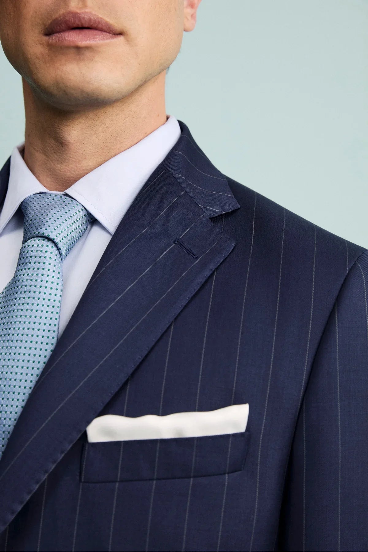 Abito blu gessato: eleganza e versatilità del colore più amato