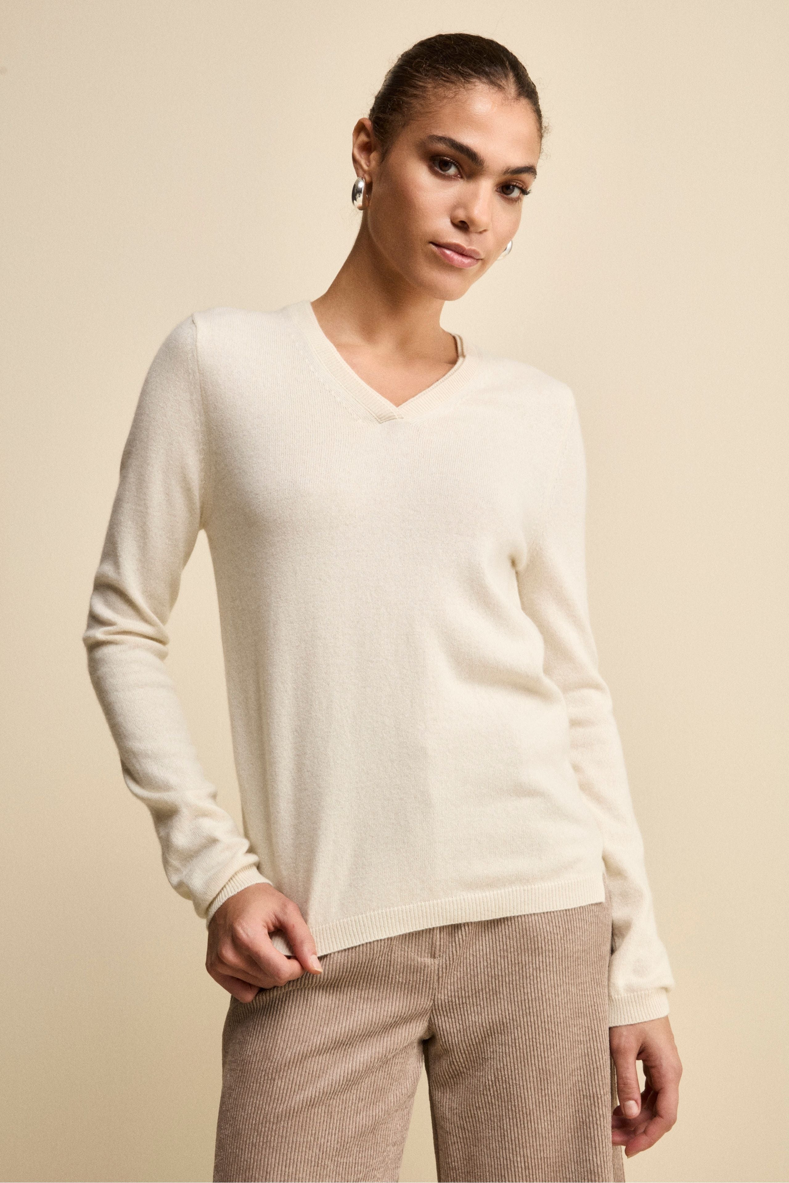 Pullover scollo a V in seta e cashmere - LATTE
