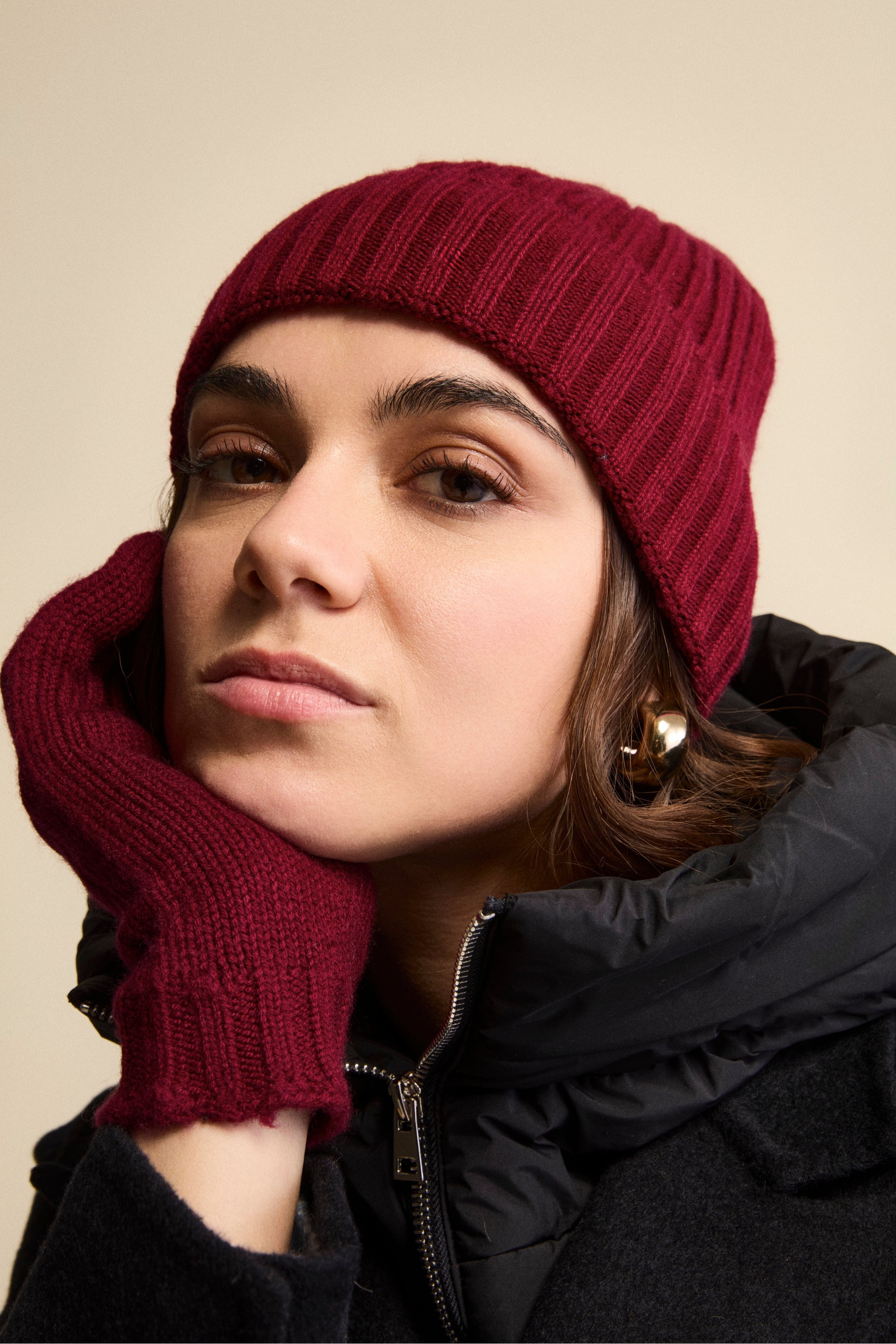 Cappello in cashmere a coste - BORDEAUX