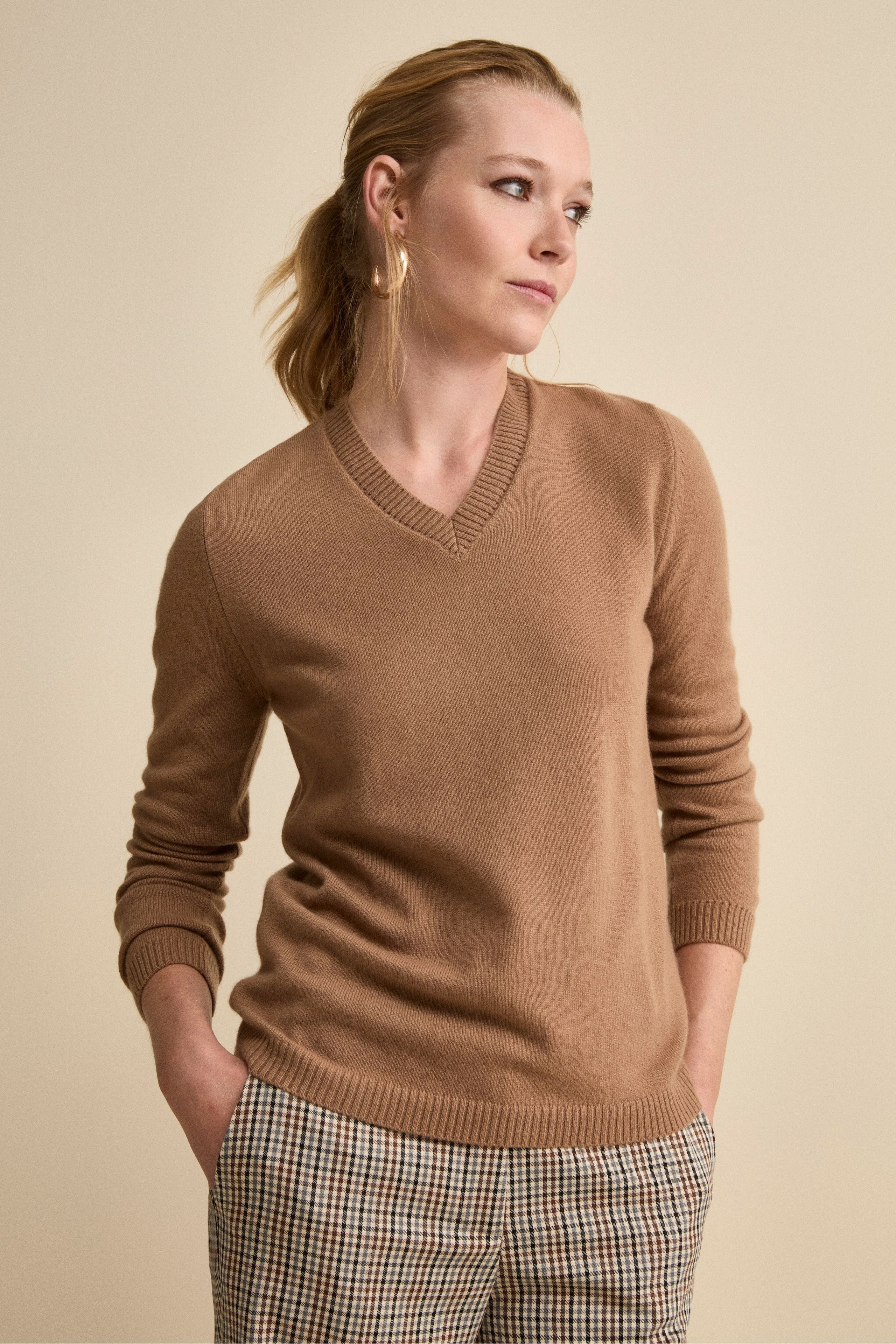 Maglia con Scollo a V in Puro Cashmere - CAMMELLO