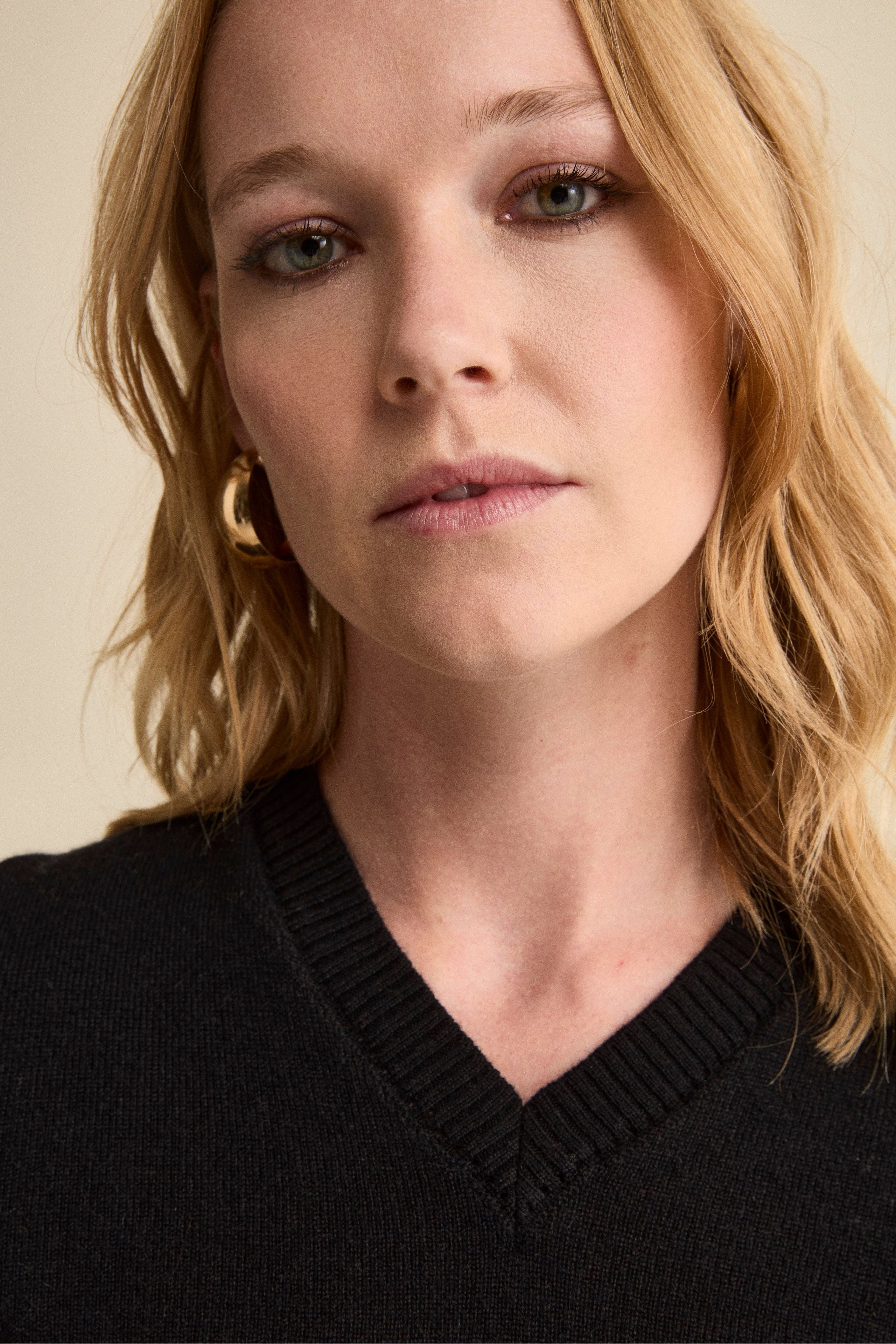 Maglia con Scollo a V in Puro Cashmere - NERO