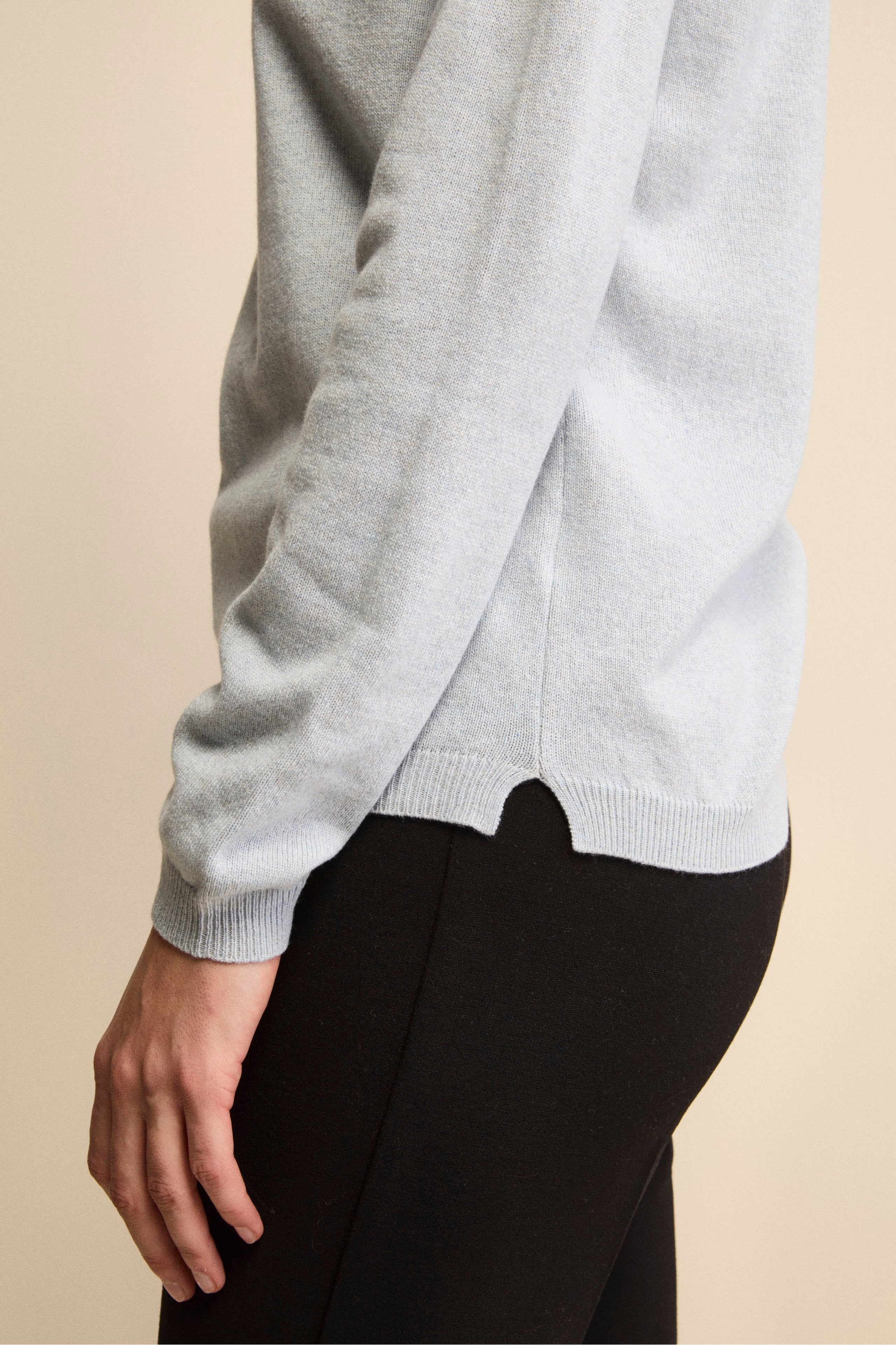 Pullover scollo a V in seta e cashmere - AZZURRO