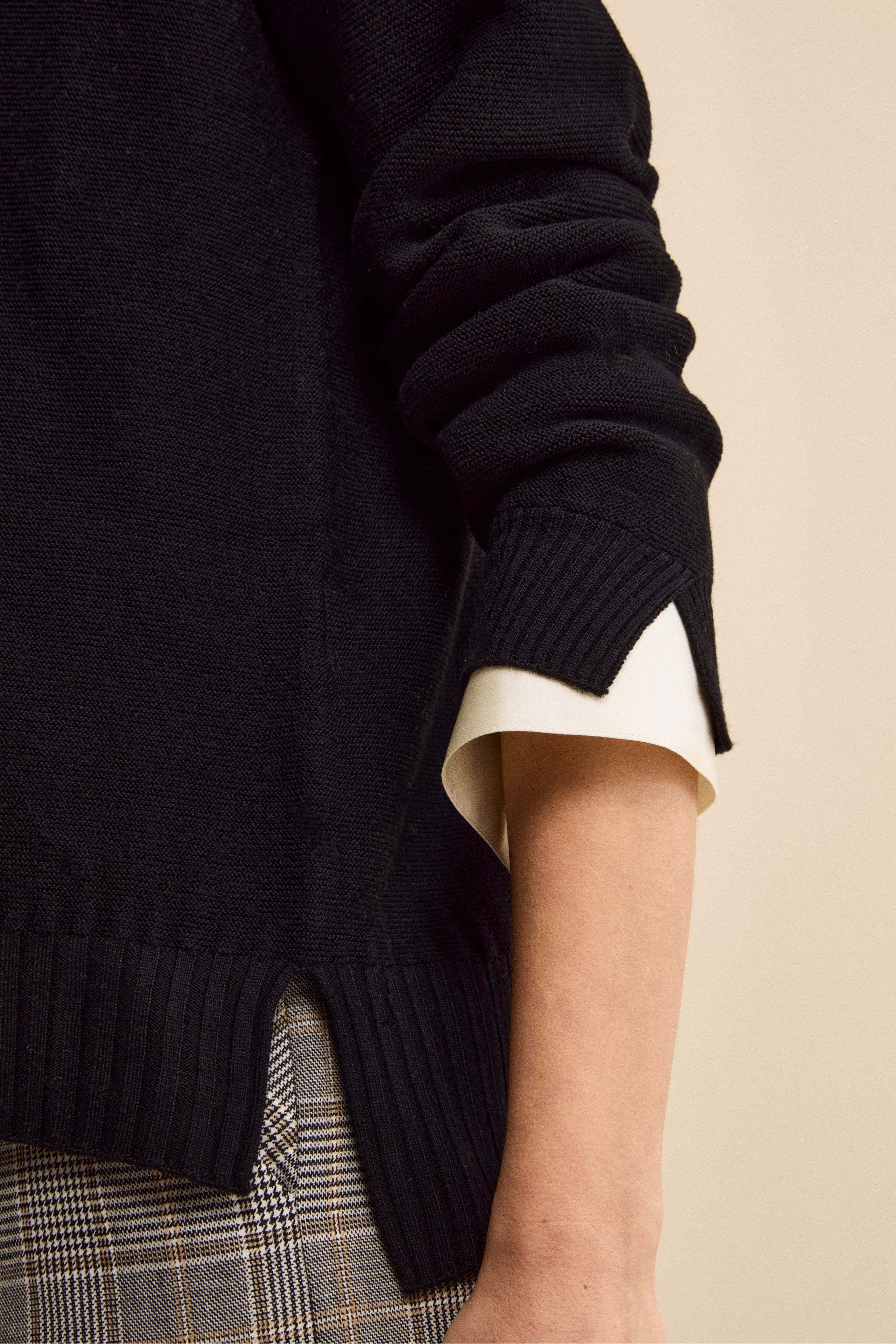 Maglia Over Scollo a V in Lana Merino - NERO