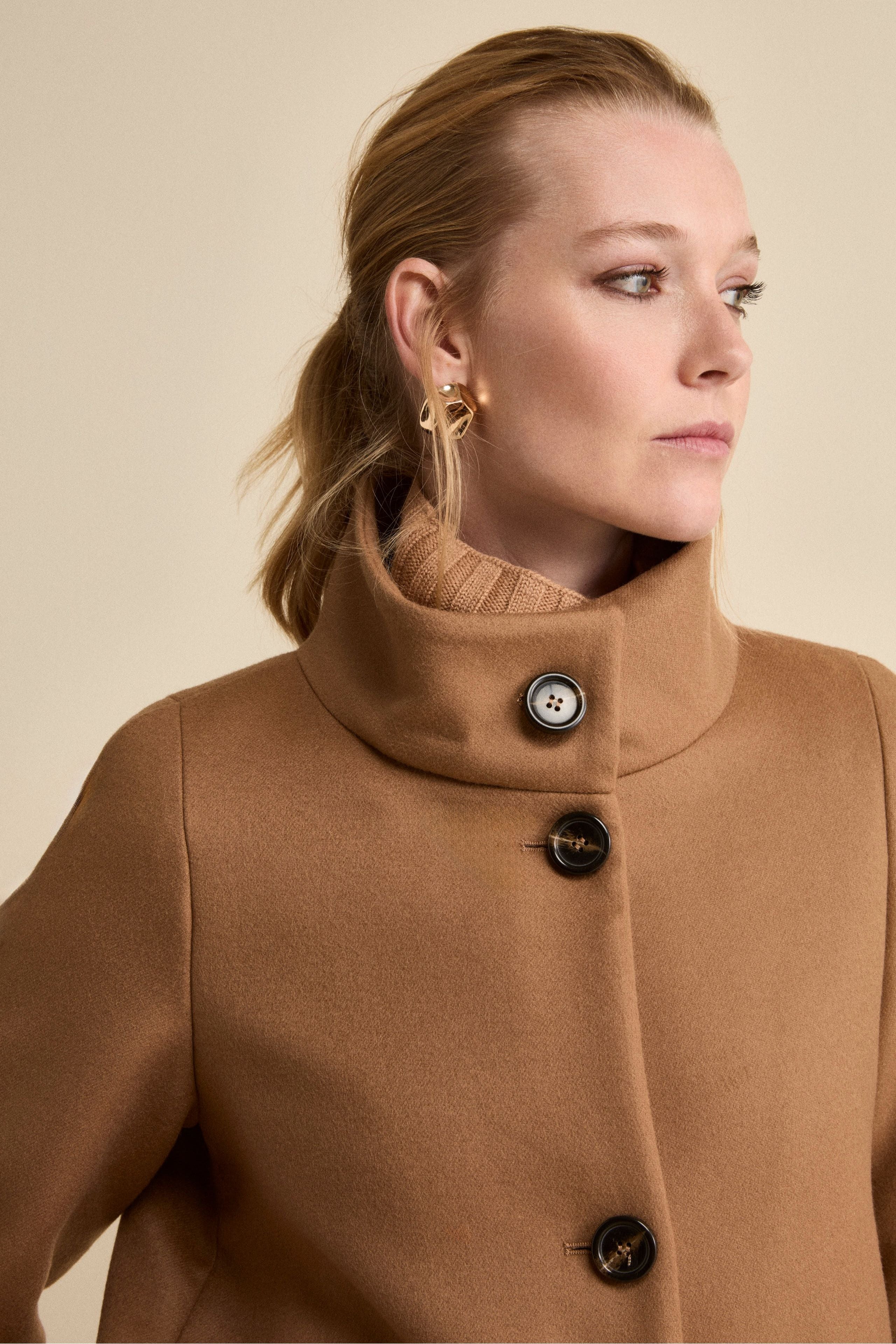 Cappotto Corto Foderato con Collo Alto - CUOIO