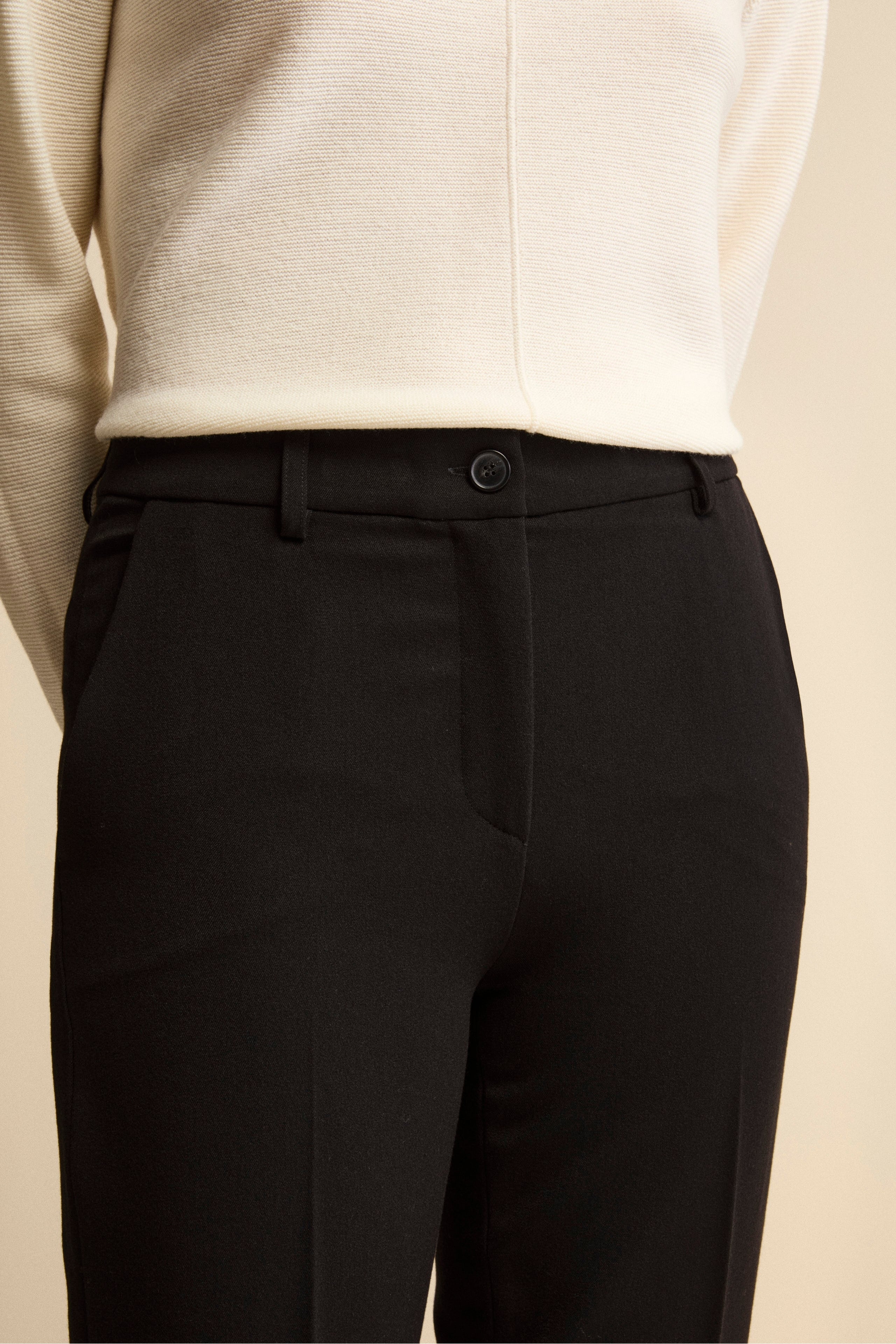 Pantalone a Sigaretta con Pieghe e Risvolto - NERO