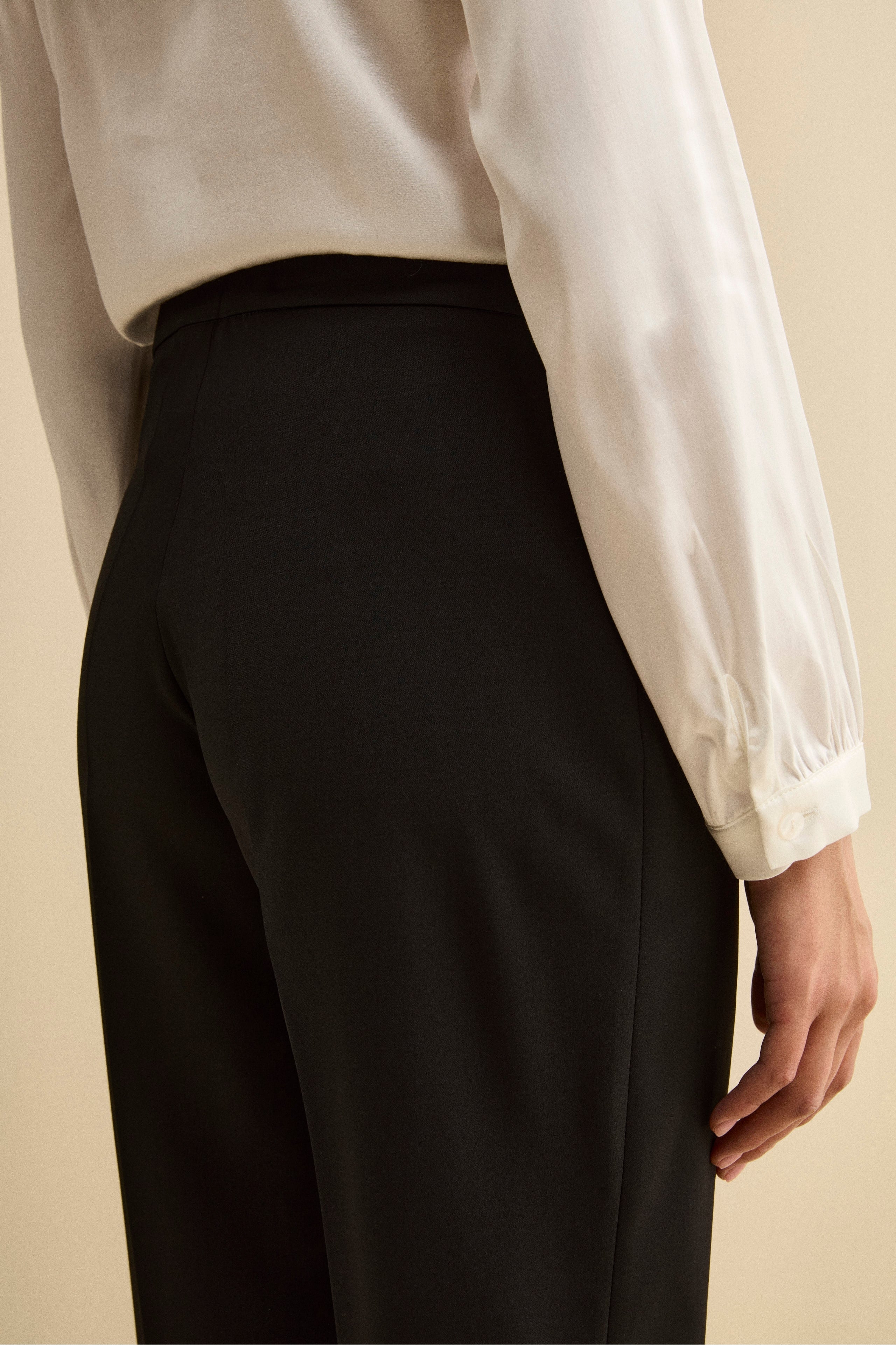 Tailleur Monopetto con Revers Classico in Lana Vergine - NERO