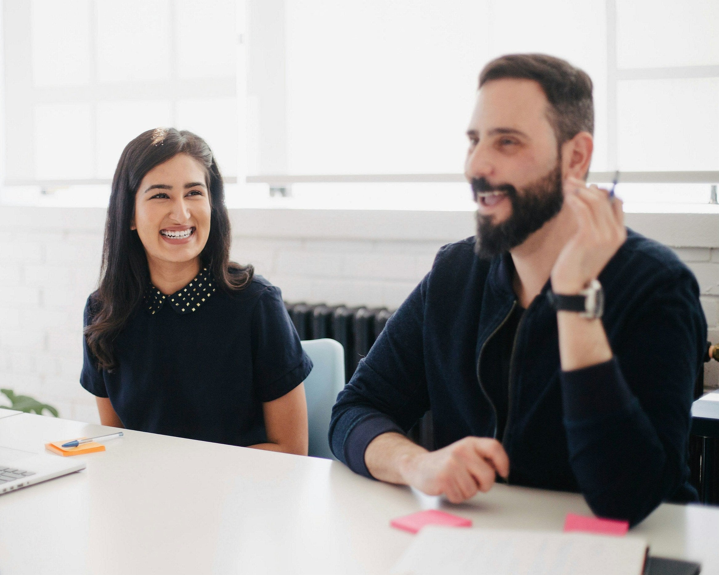 Persone sorridenti scrivania