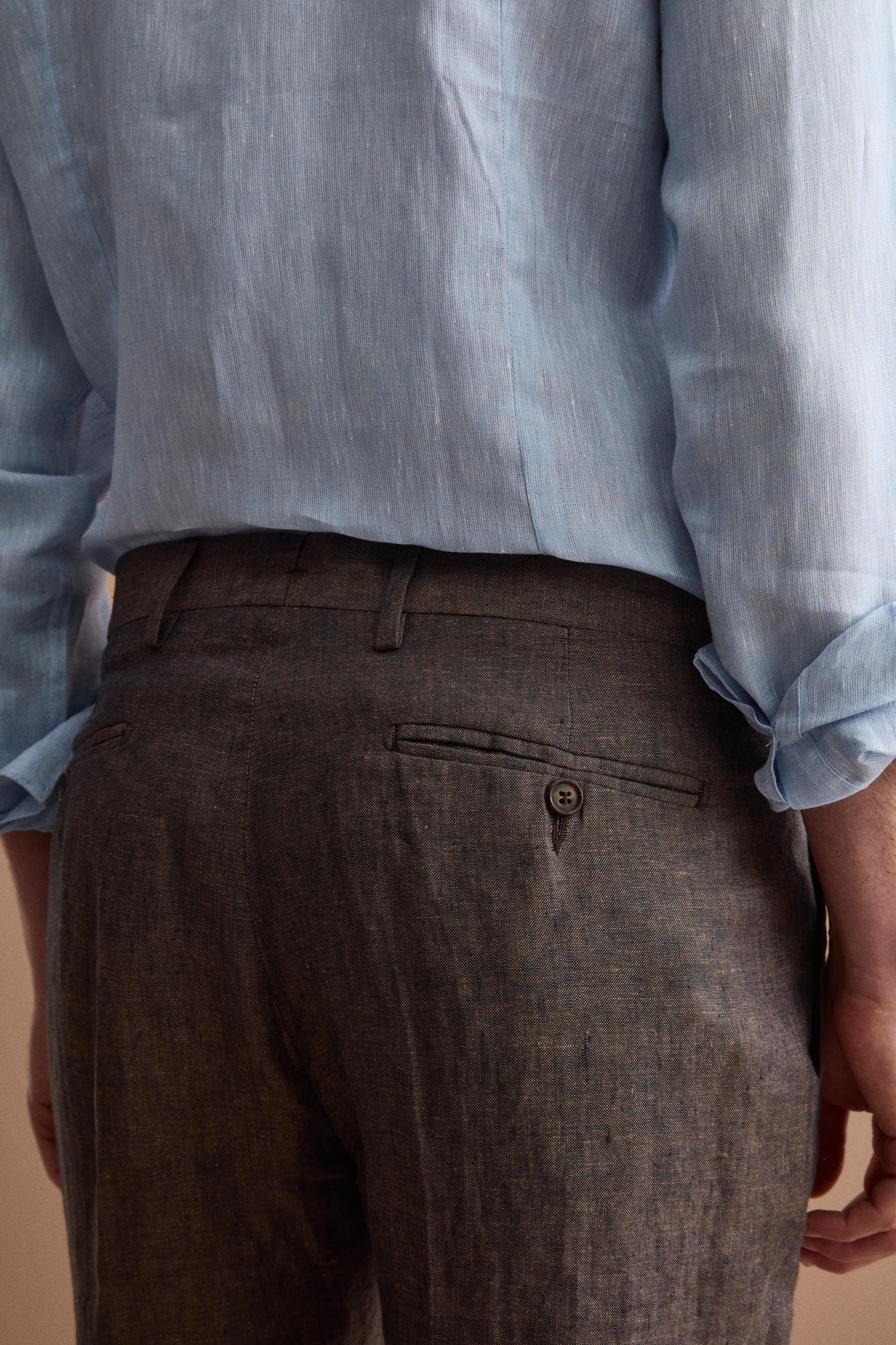 Pantalone Slim Fit in Lino con Pieghe - MARRONE