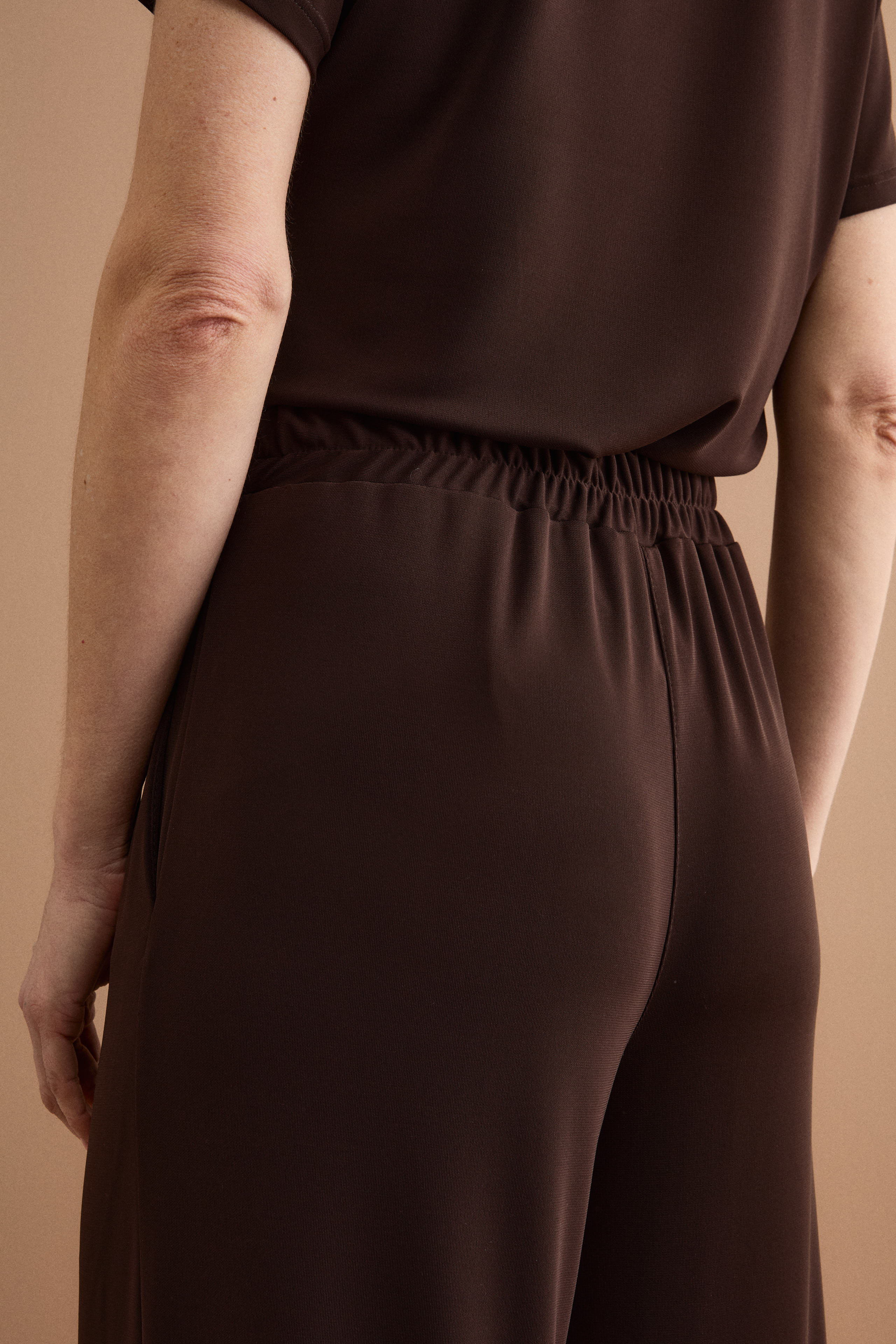 Pantalone Elegante con Pinces in Jersey Crêpe - CIOCCOLATO