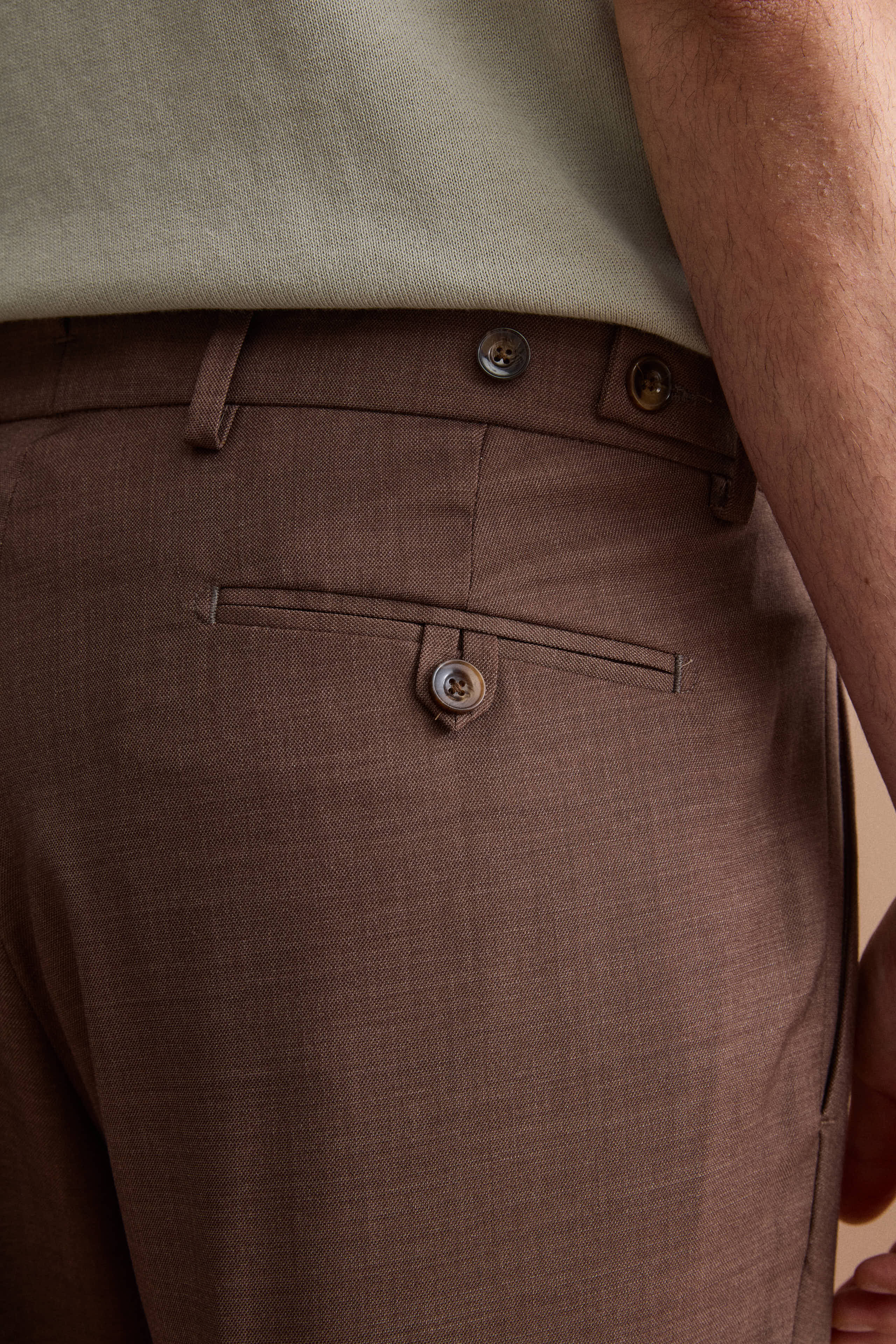 Pantalone Slim Fit in misto lana con Pinces e Risvolto - MARRONE
