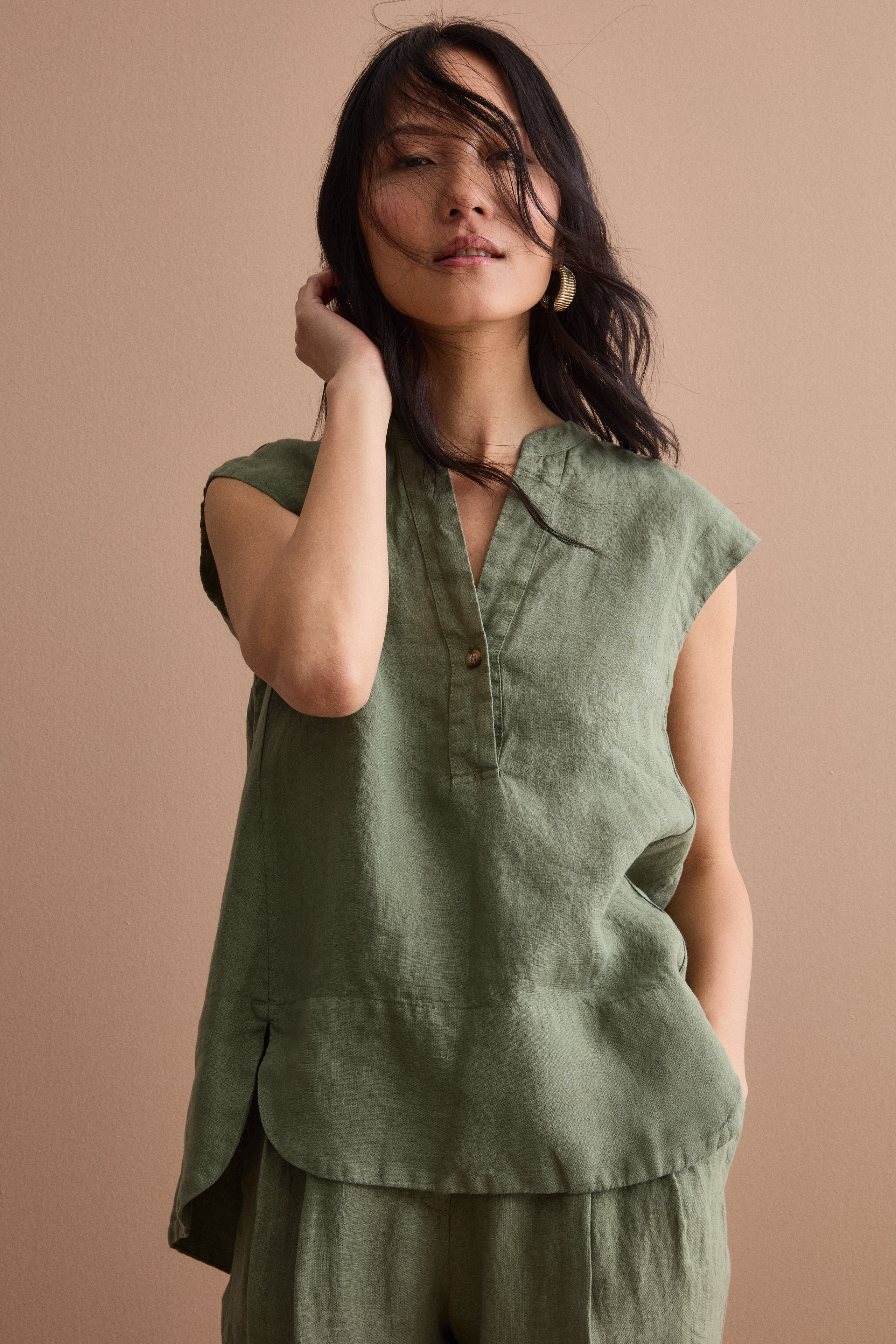 Top Smanicato in Lino con Scollo a V - VERDE MILITARE