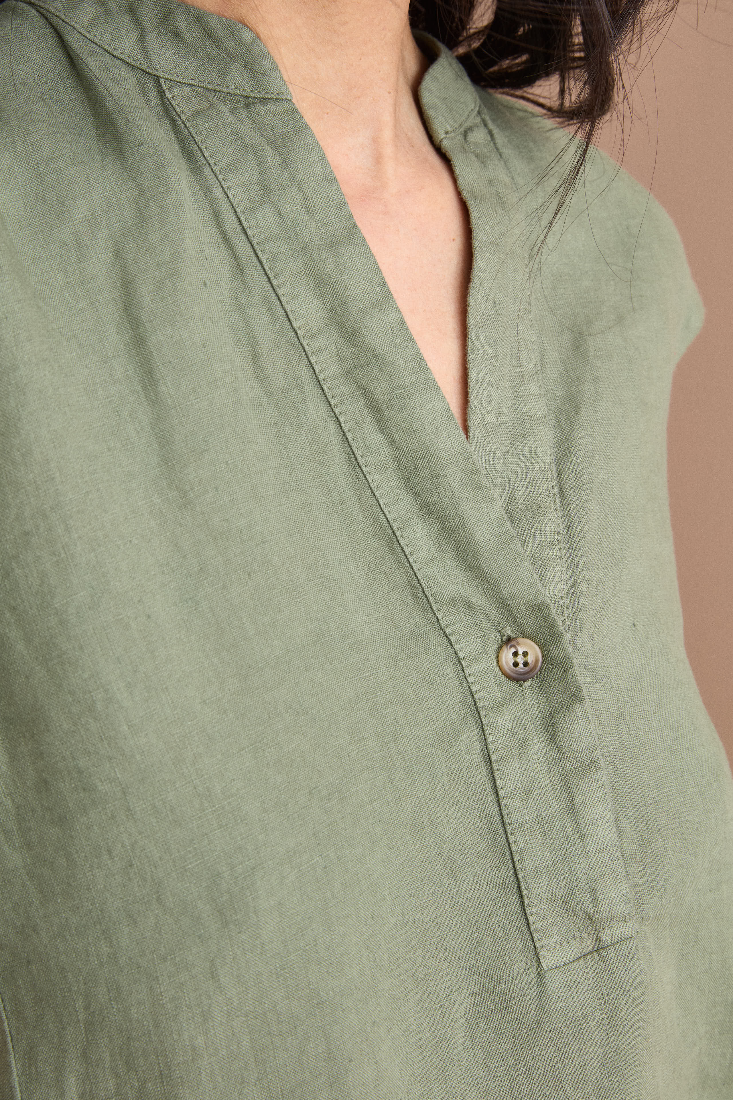 Top Smanicato in Lino con Scollo a V - VERDE MILITARE