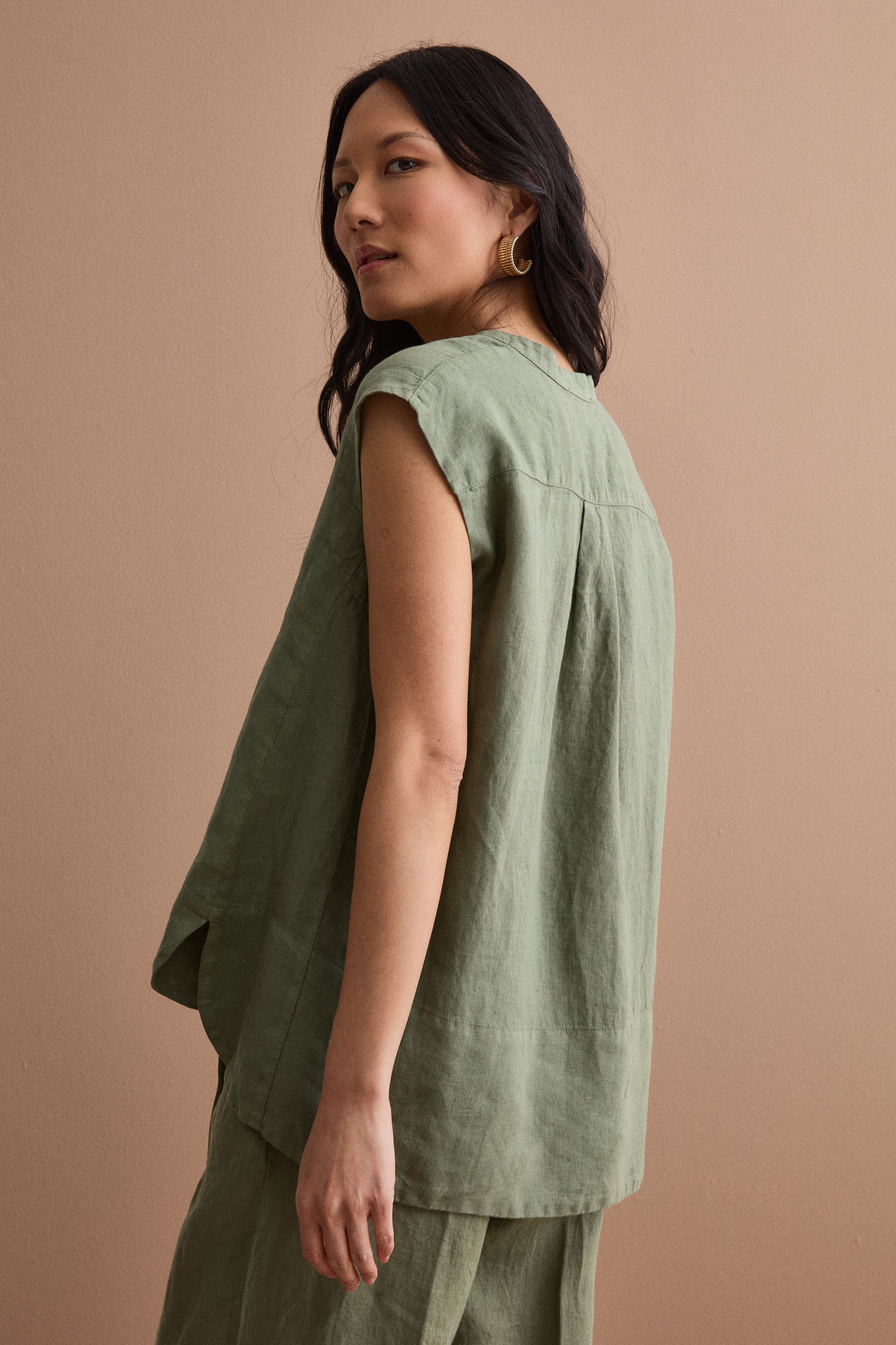 Top Smanicato in Lino con Scollo a V - VERDE MILITARE