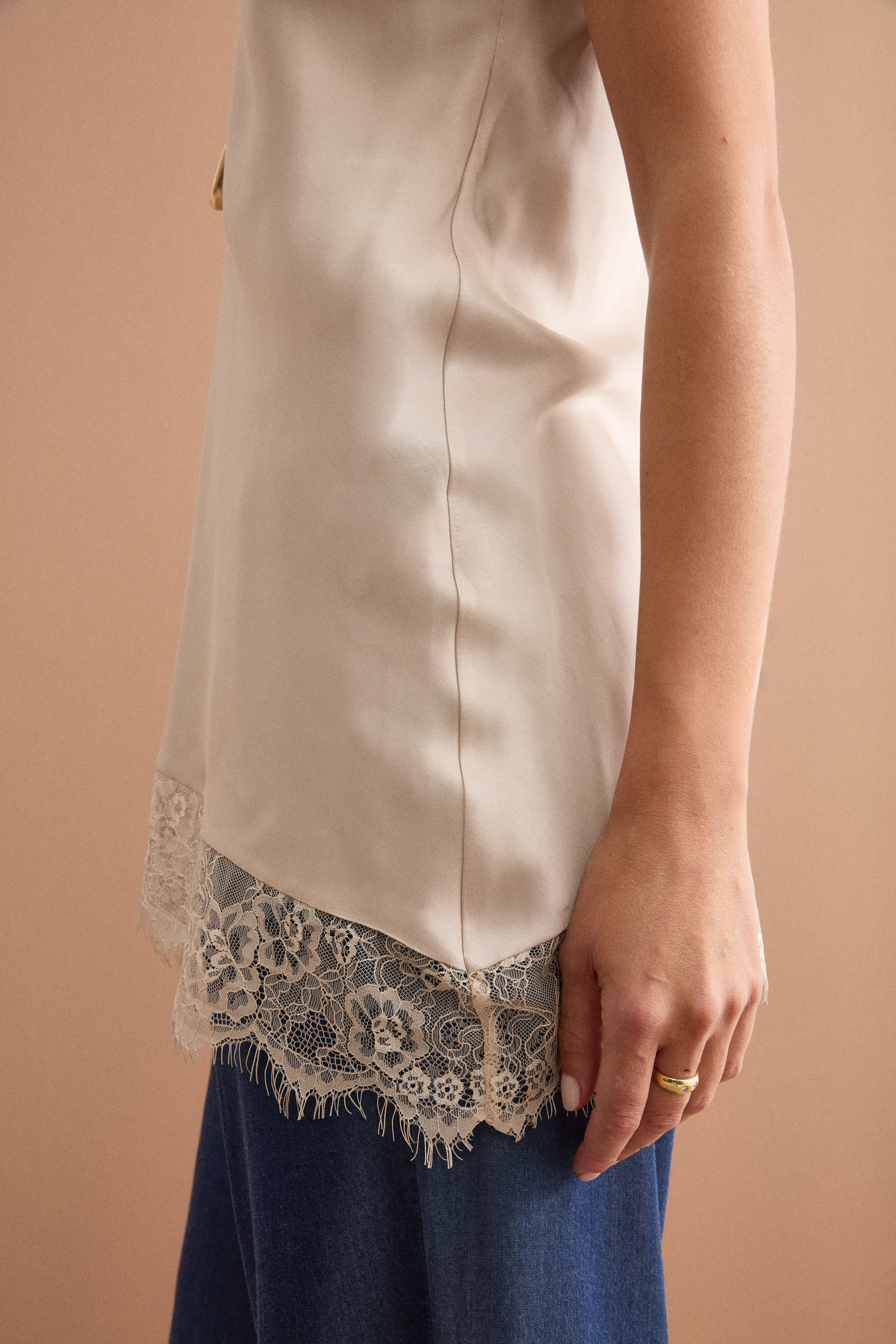Top Elegante in Raso con Fondo in Pizzo - GESSO