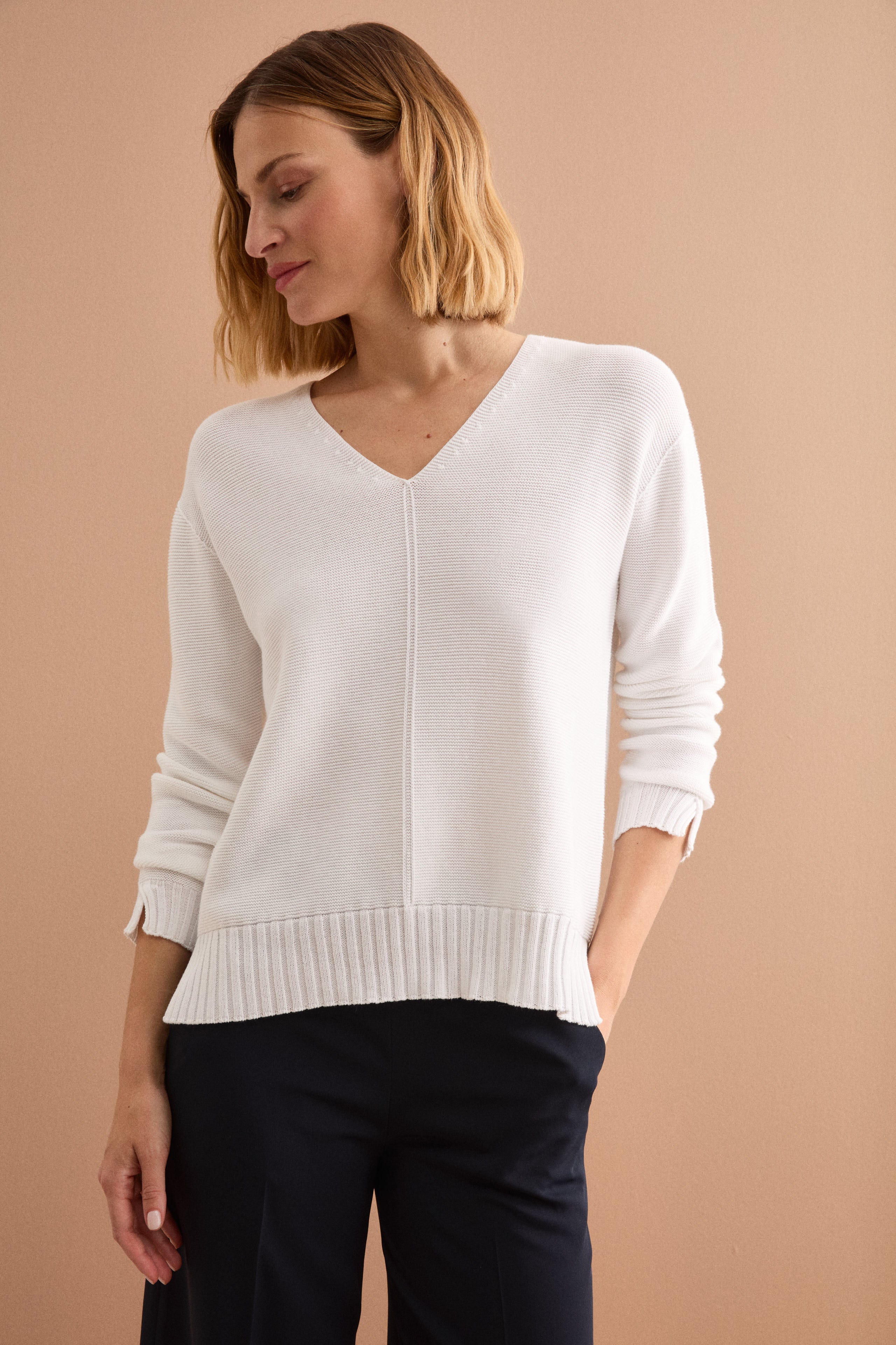 Maglia Scollo a V con Dettagli a Costine - BIANCO