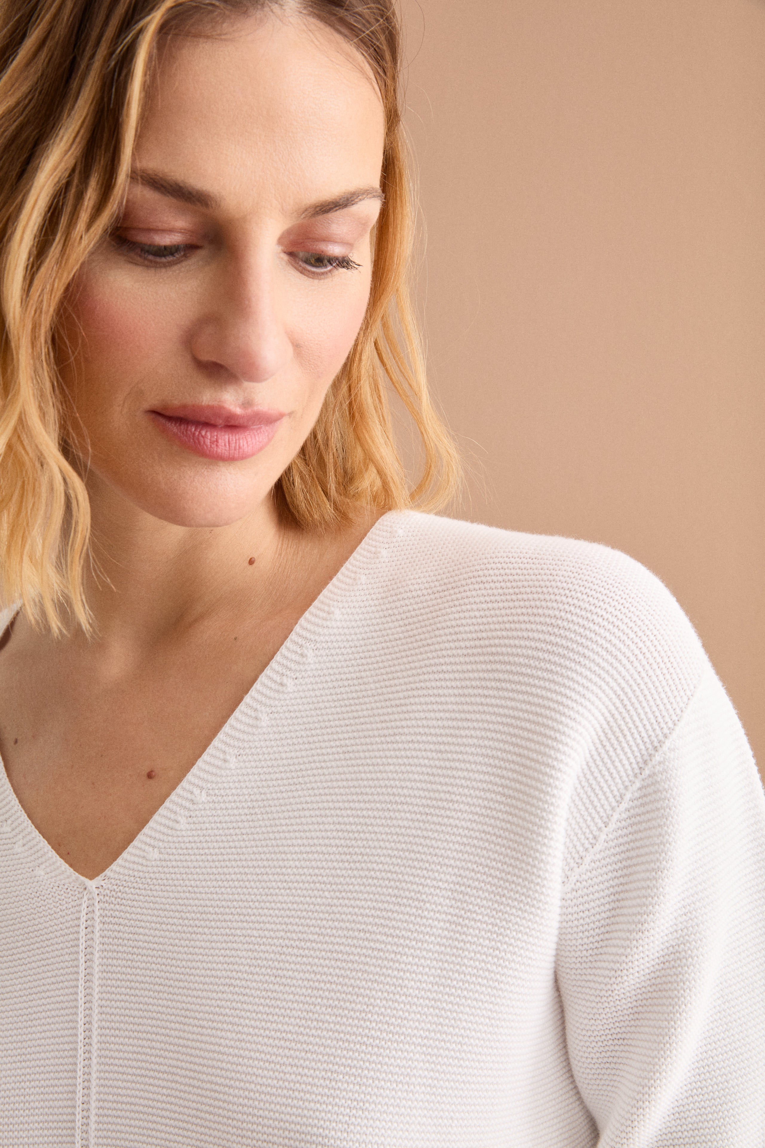 Maglia Scollo a V con Dettagli a Costine - BIANCO