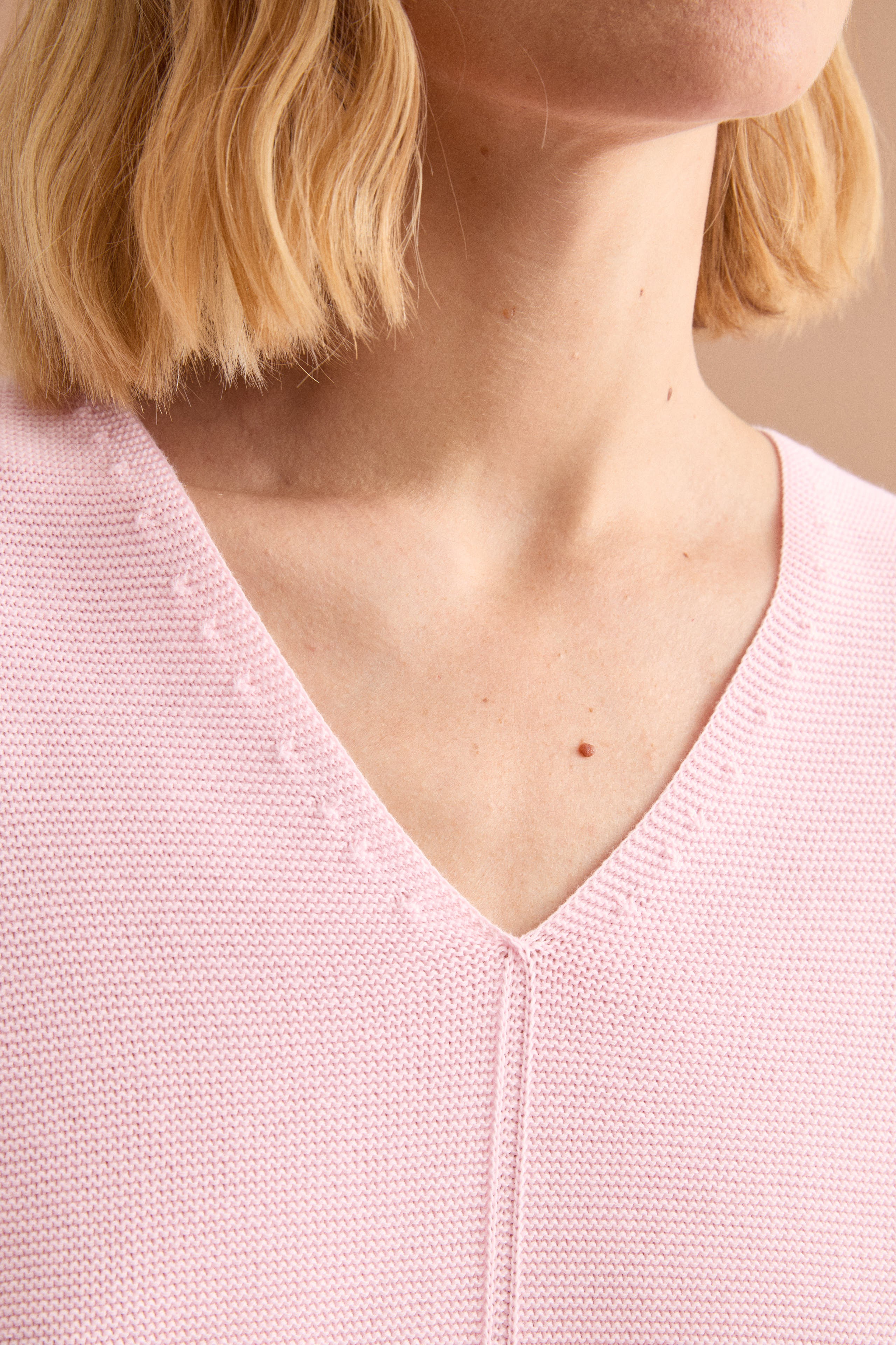 Maglia Scollo a V con Dettagli a Costine - ROSA