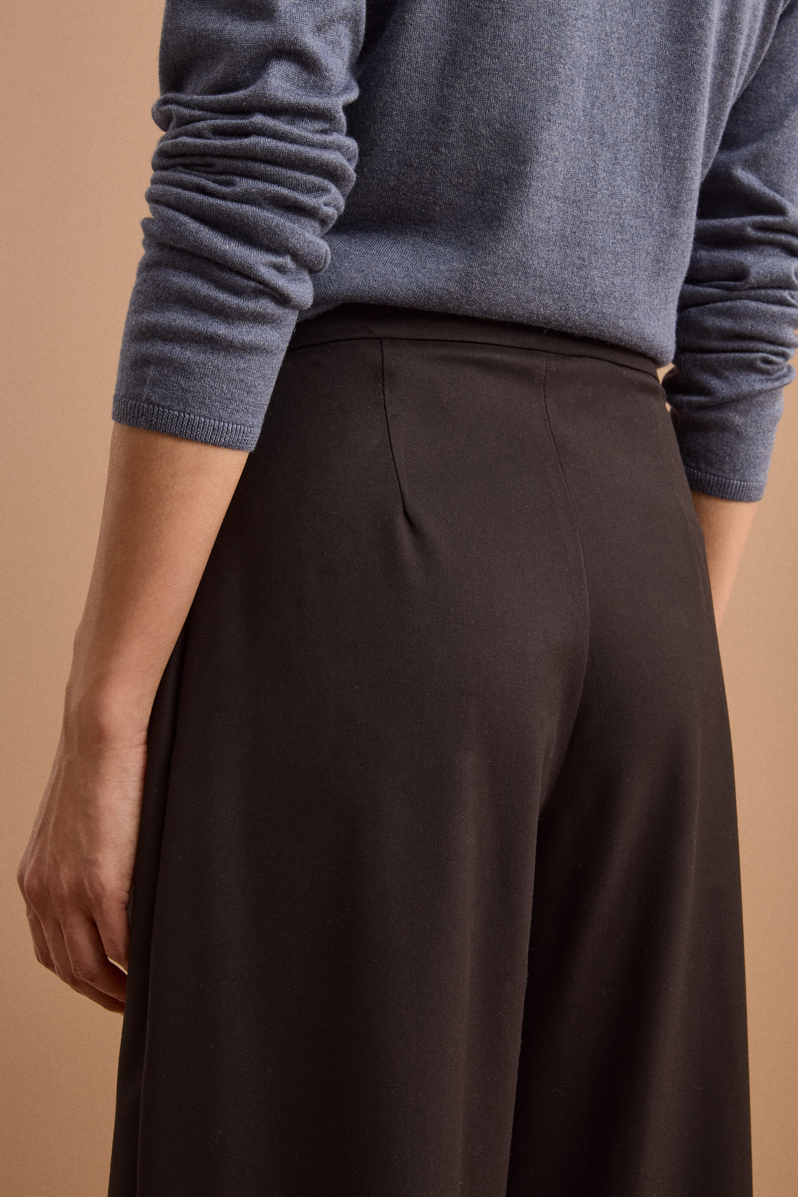 Pantalone Elegante a Gamba Larga con Pieghe - NERO