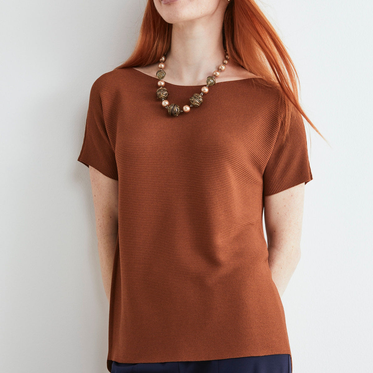T-shirt con scollo a barchetta TABACCO