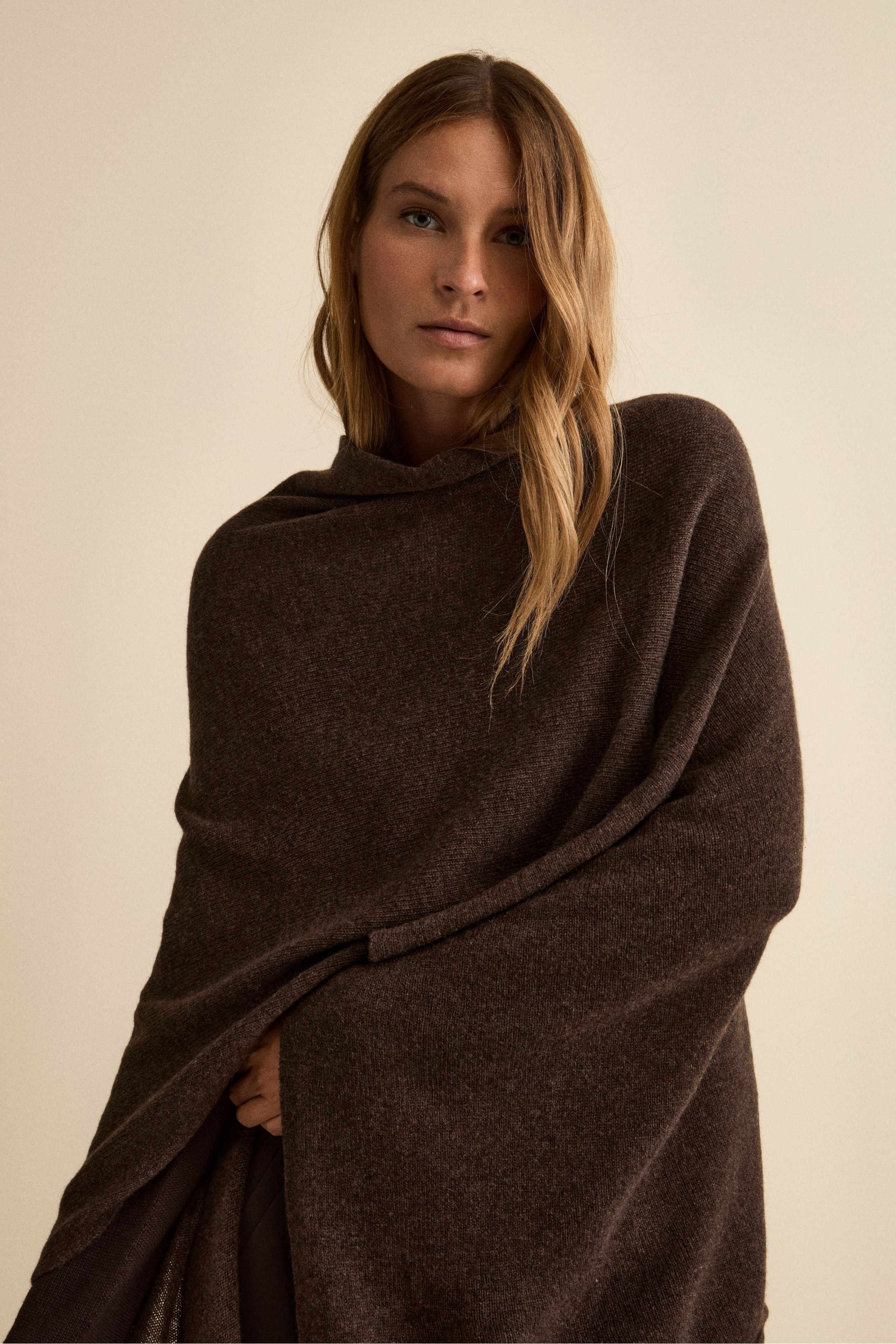 Mantella in cashmere da donna - MARRONE