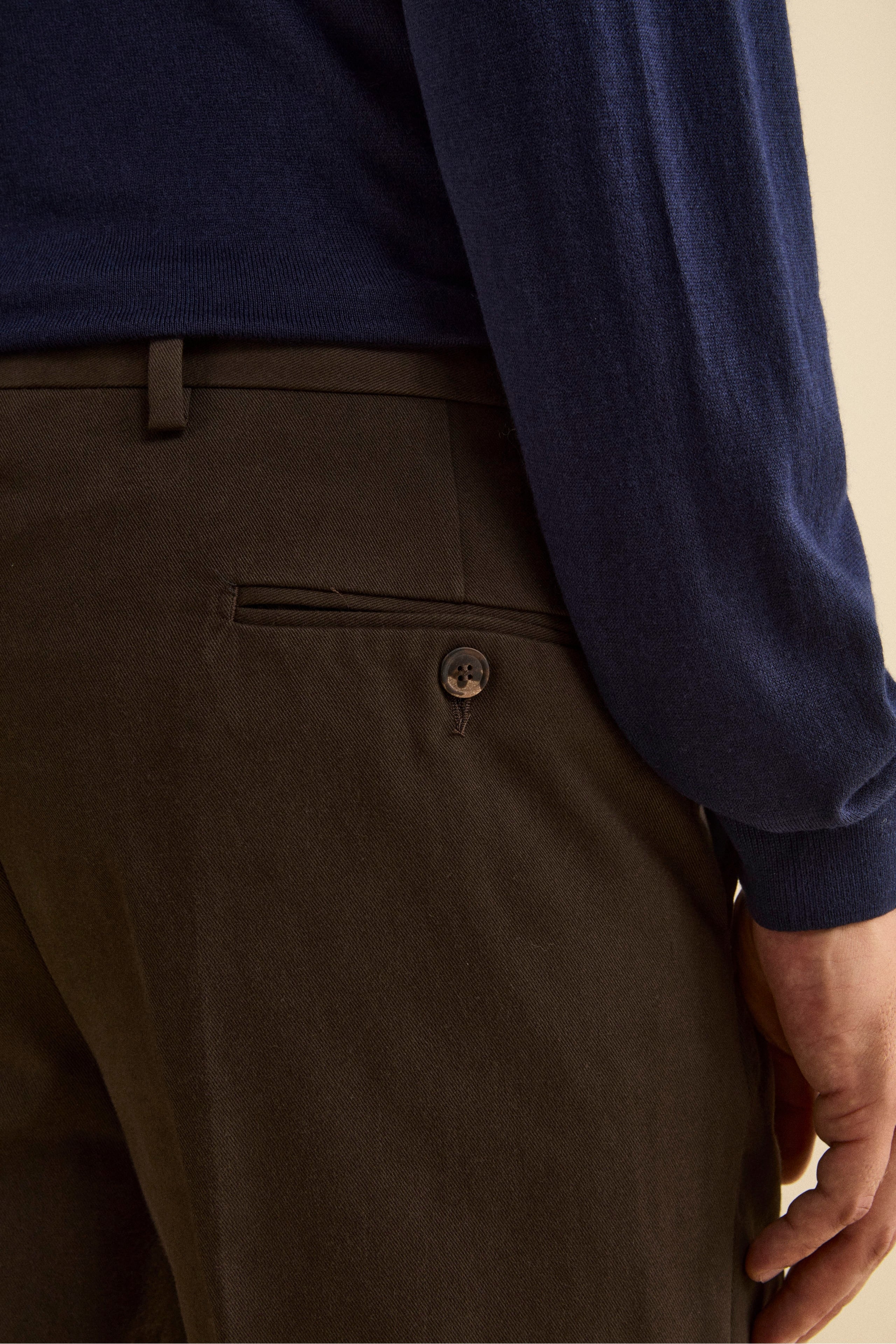 Pantalone Chino Regular Fit in Gabardina - MARRONE