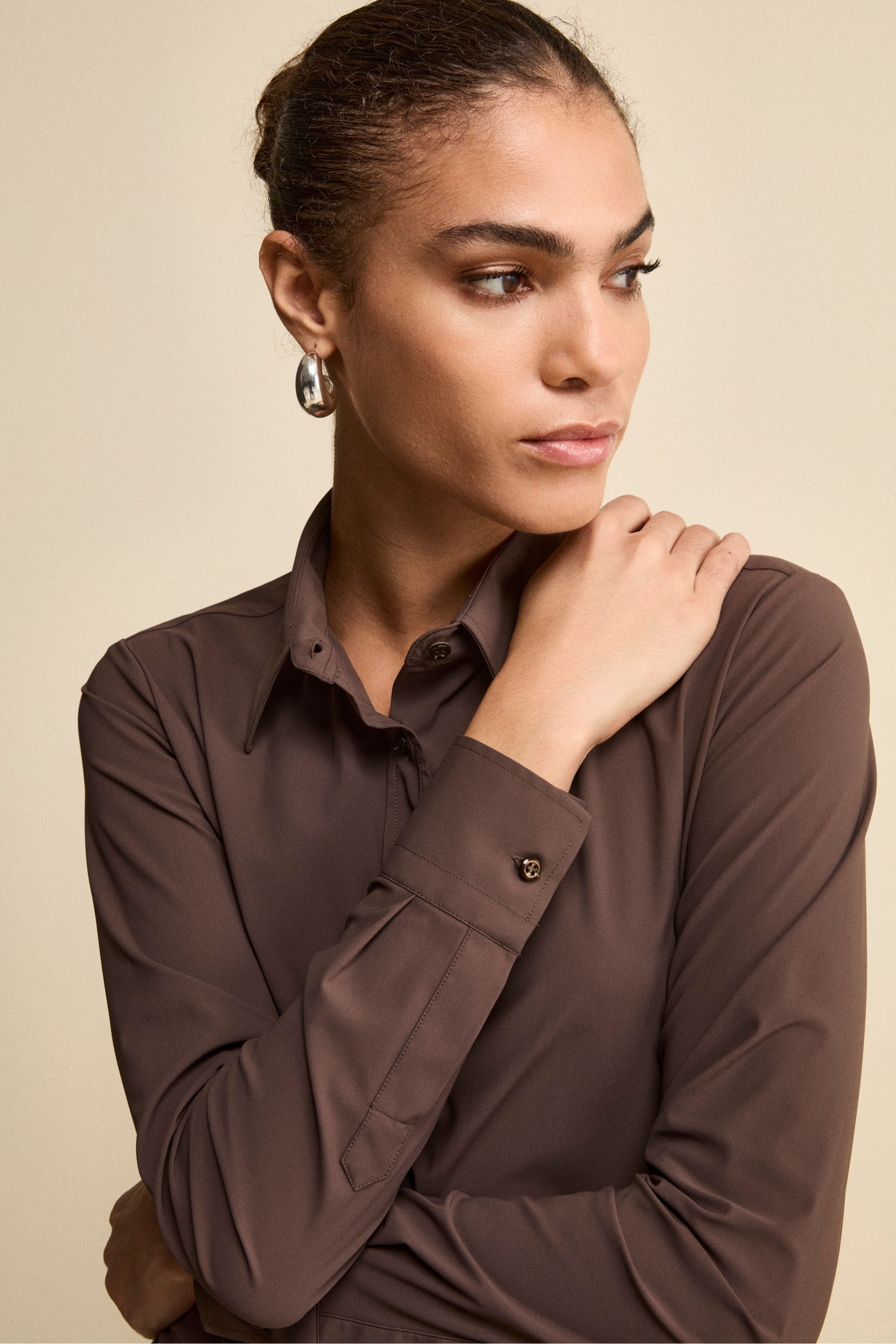 Camicia Regular Fit in Tessuto Tecnico - MARRONE