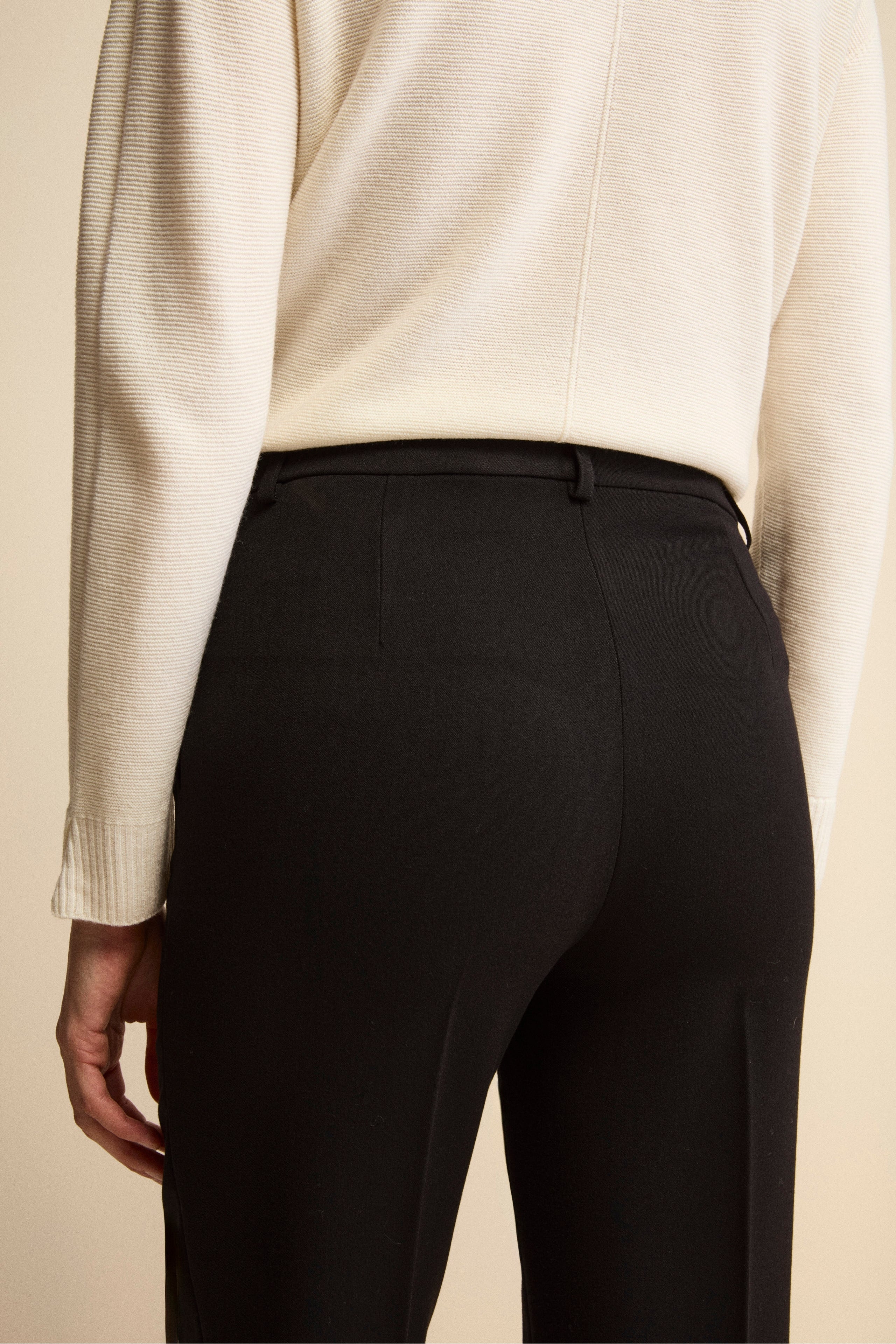 Pantalone a Sigaretta con Pieghe e Risvolto - NERO