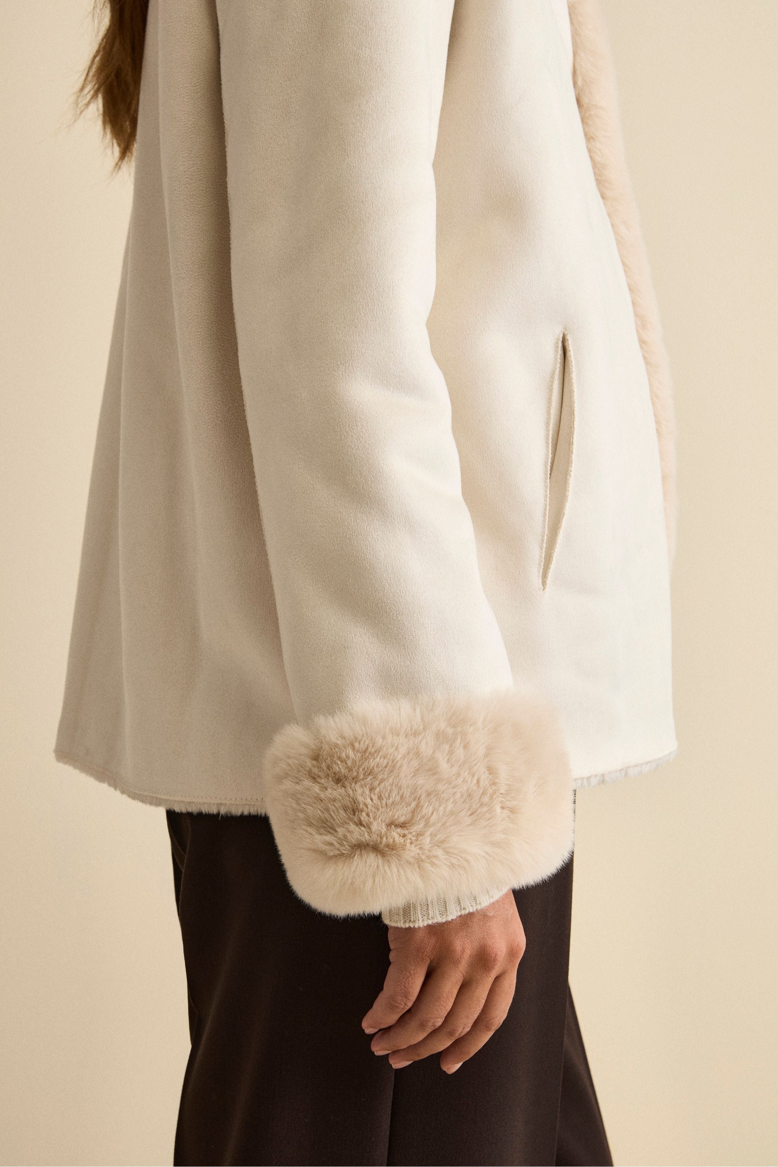 Cappotto Corto in Eco-Montone - MANDORLA