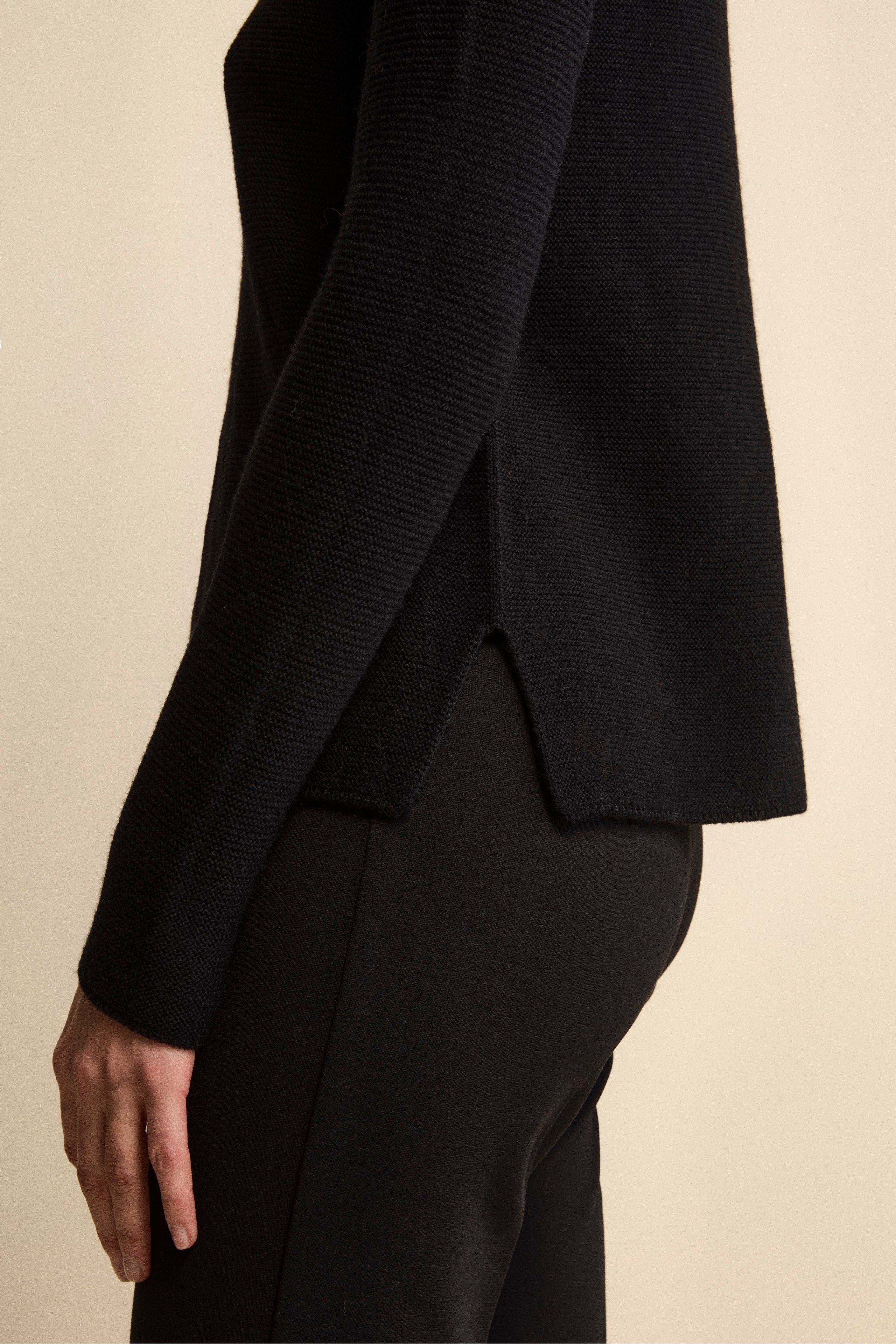 Maglia con Spacchi in Lana Merino - NERO