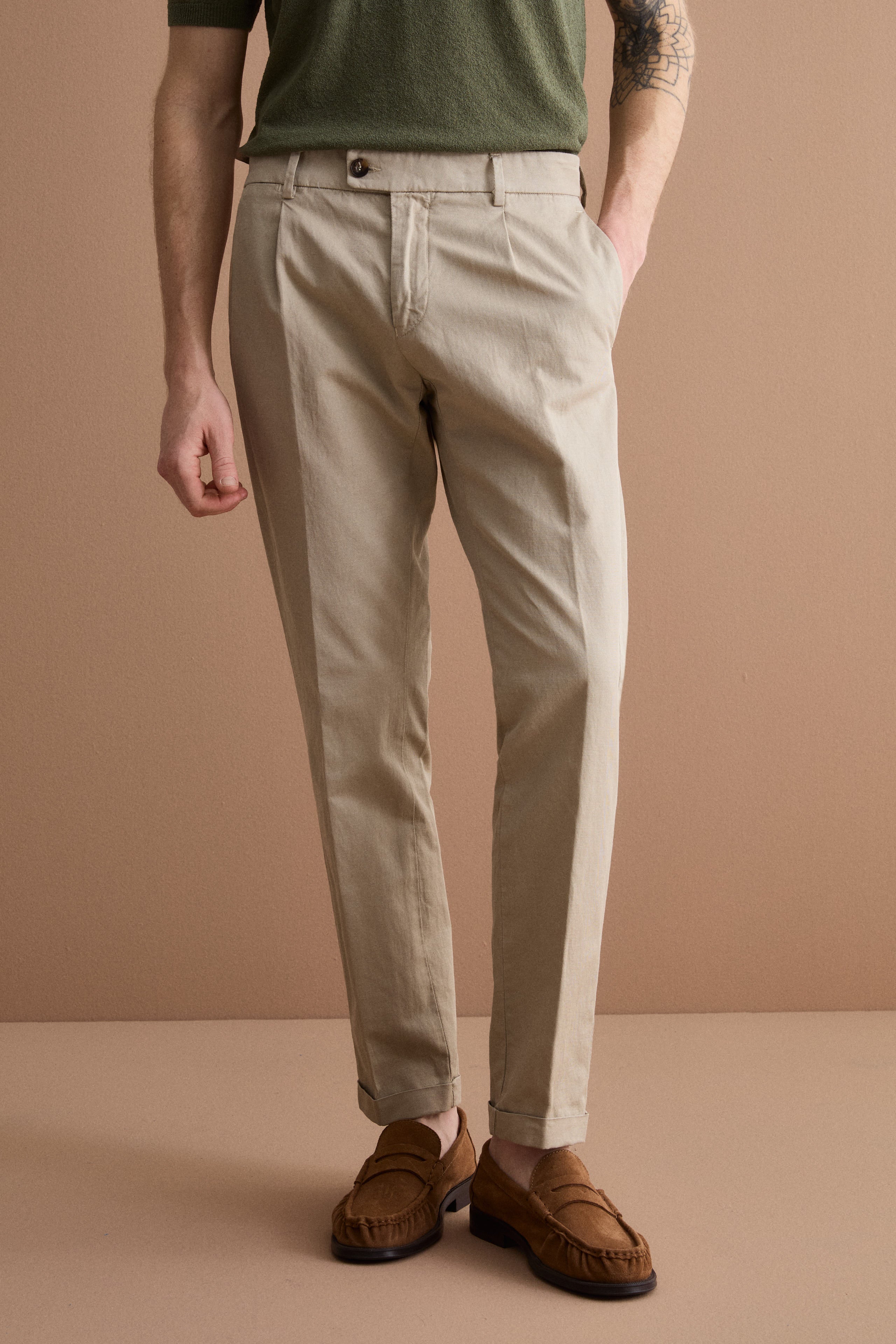 Pantalone Carrot in Misto Lino con Pinces e Risvolto - SABBIA