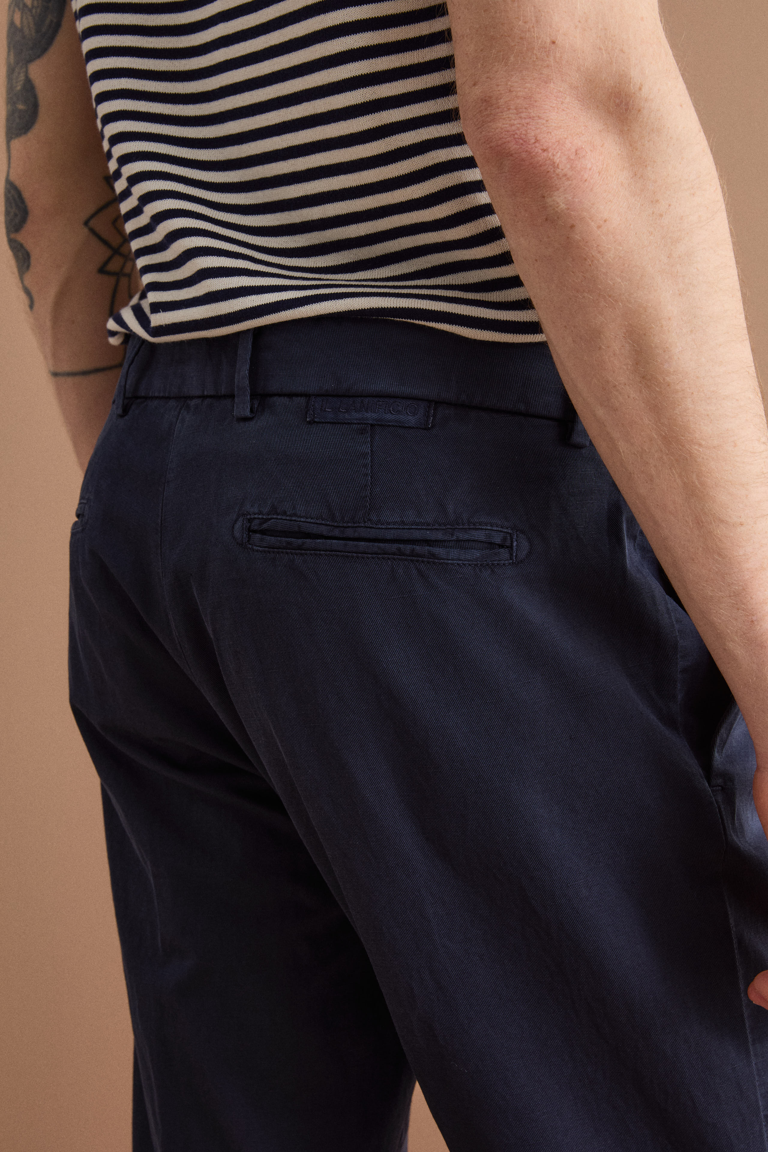 Pantalone Carrot in Misto Lino con Pinces e Risvolto - BLU