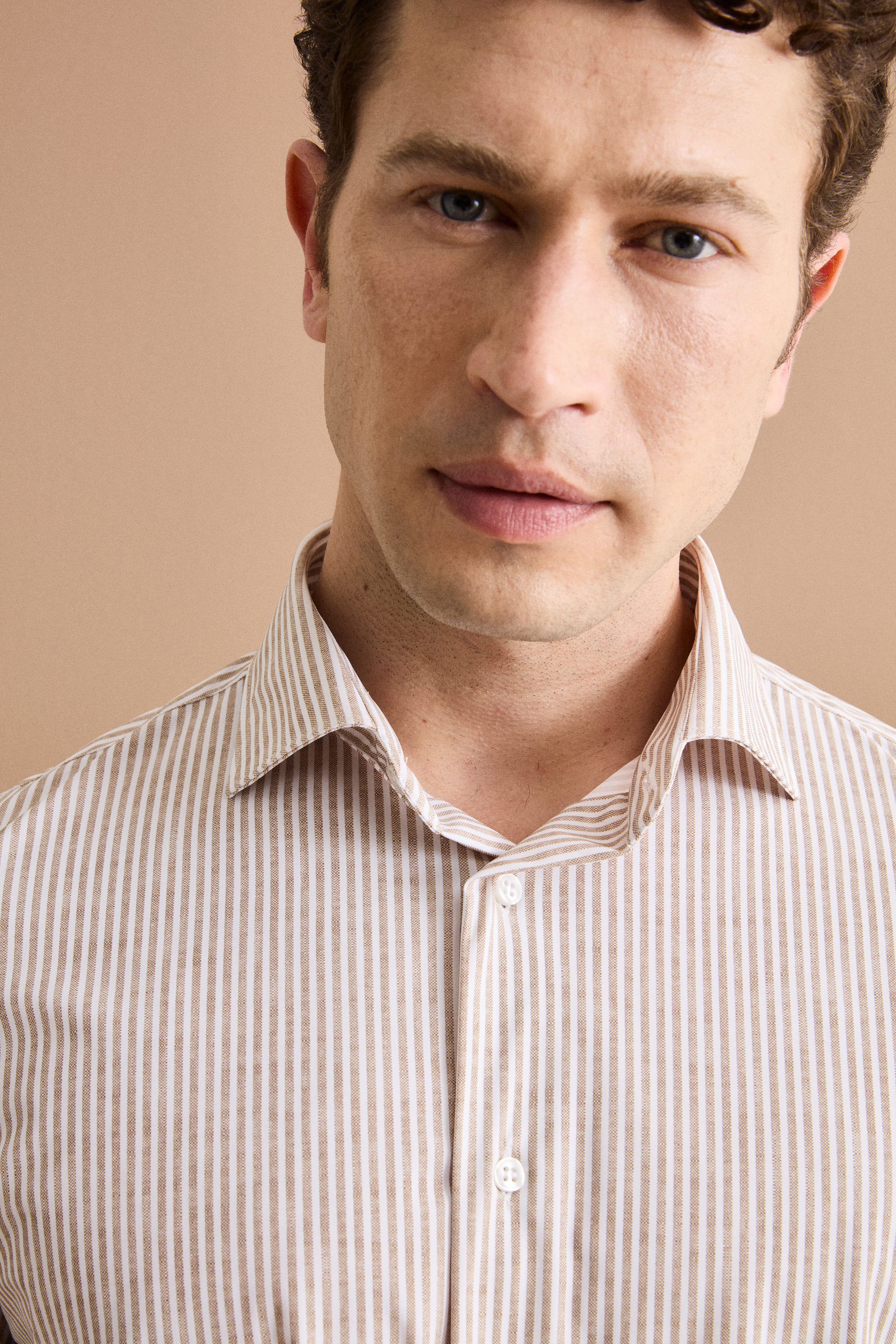 Camicia Custom Fit a Righe in Tessuto Tecnico - MARRONE RIGATO