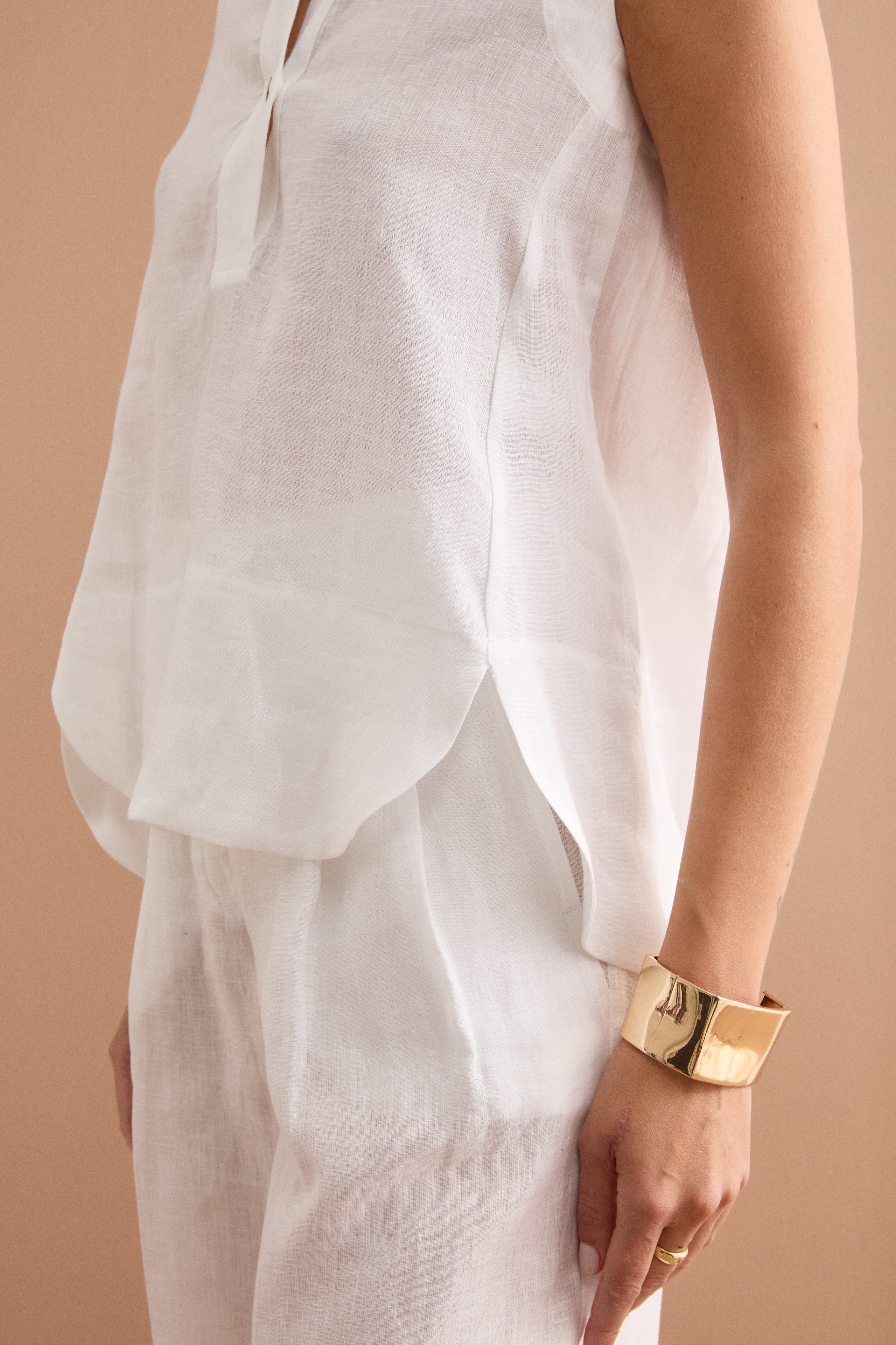 Top Smanicato in Lino con Scollo a V - BIANCO