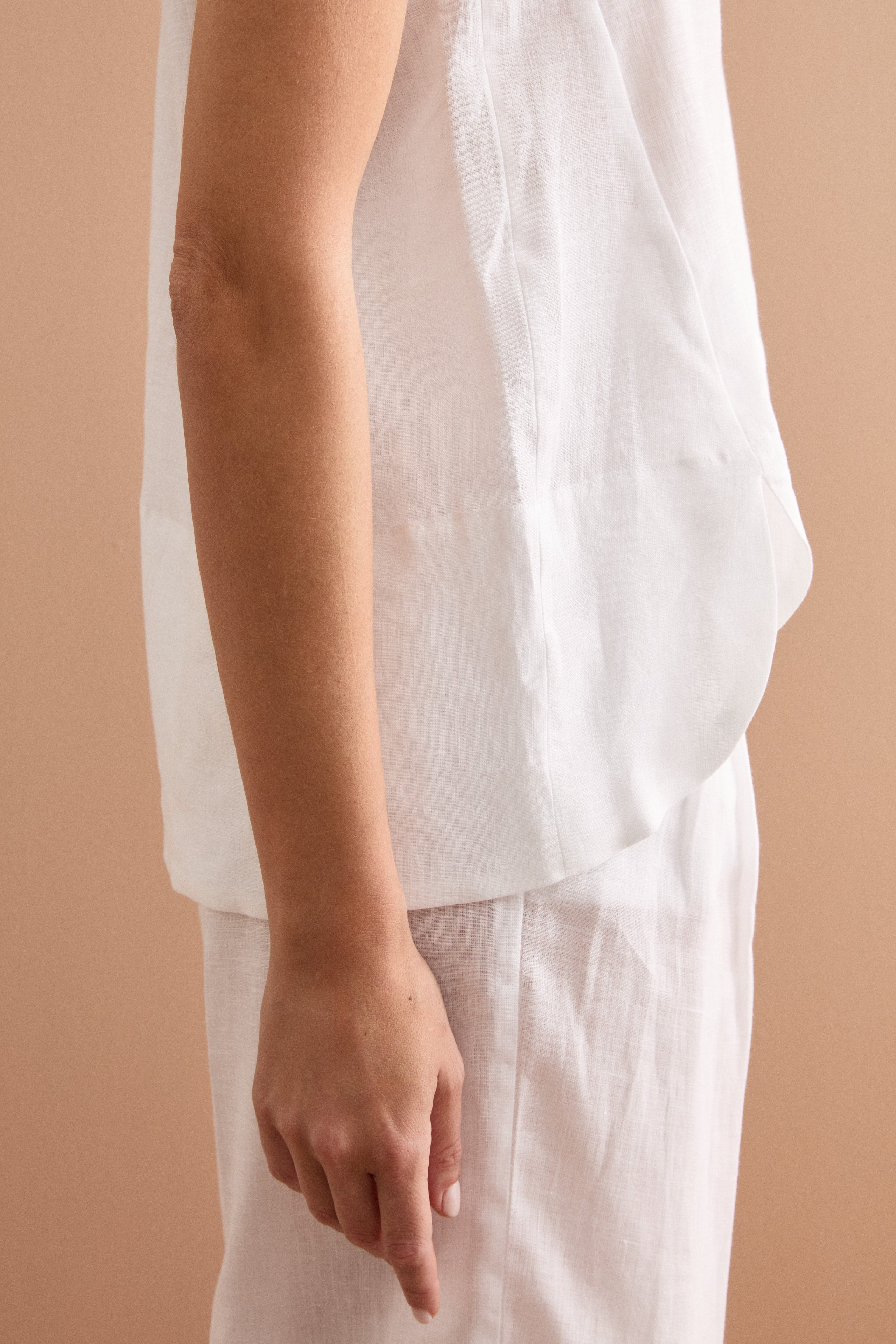 Top Smanicato in Lino con Scollo a V - BIANCO