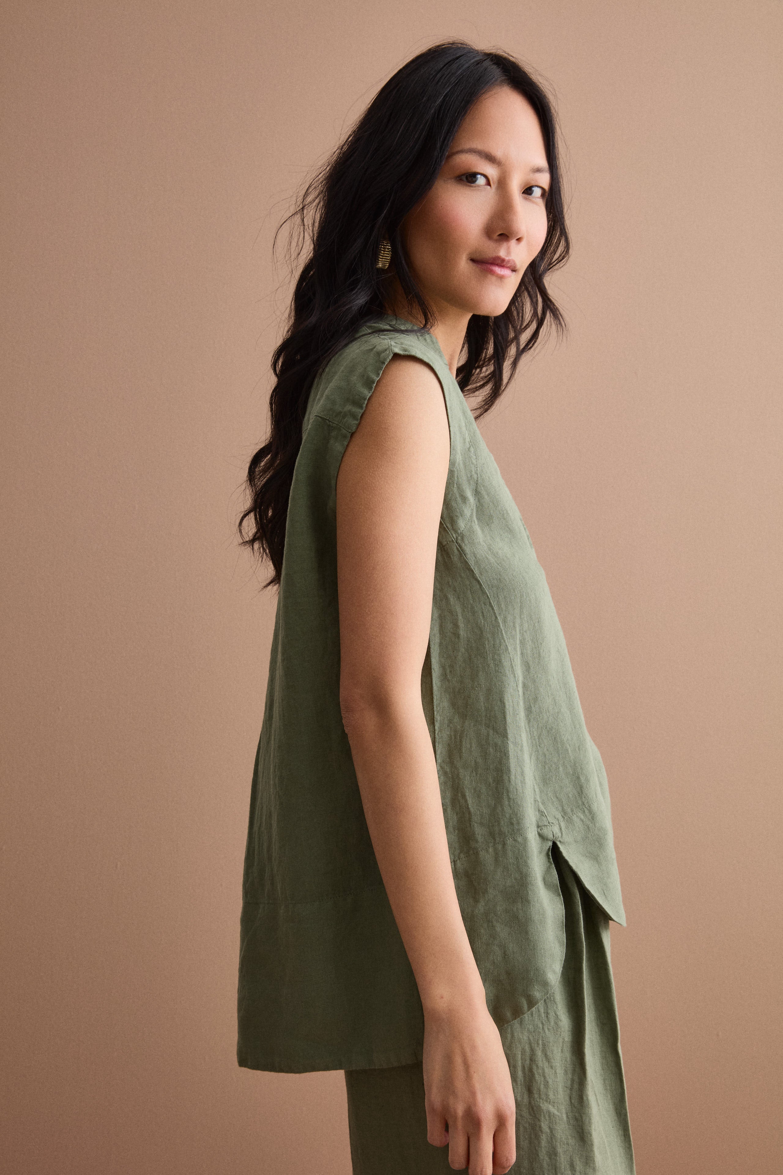 Top Smanicato in Lino con Scollo a V - VERDE MILITARE