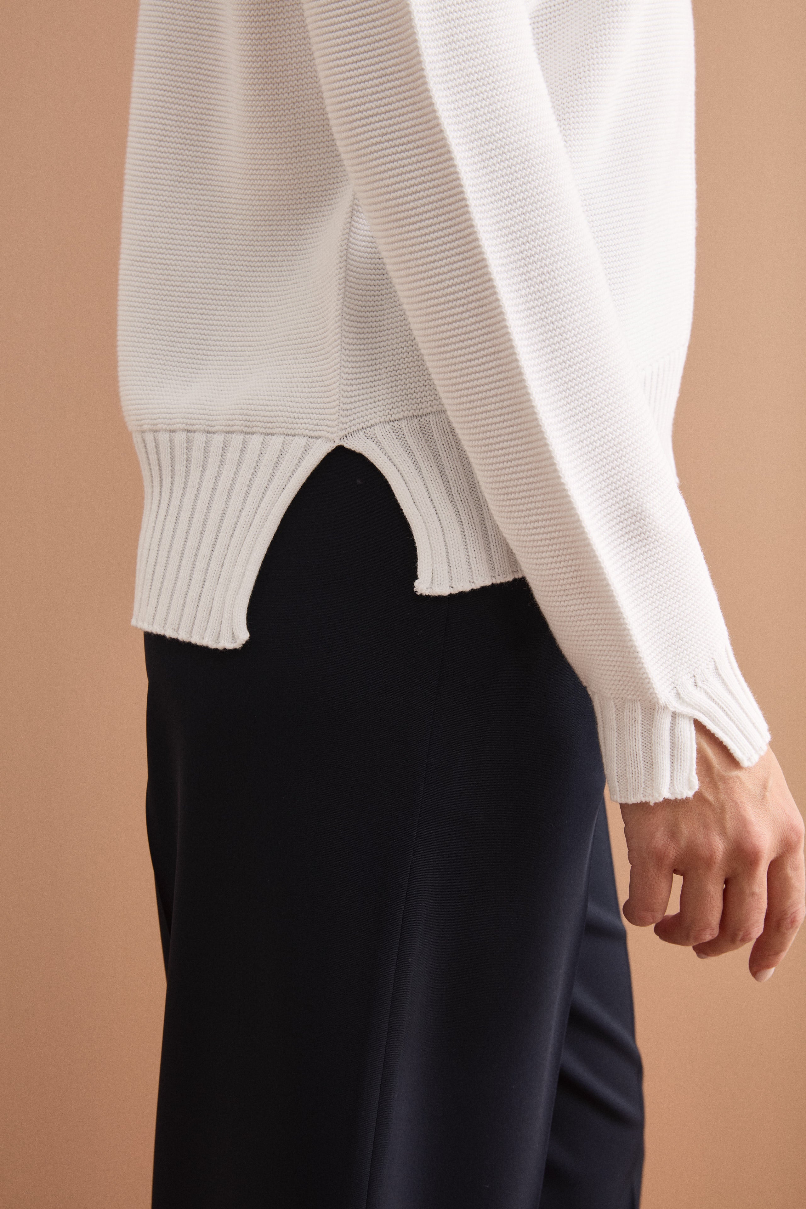 Maglia Scollo a V con Dettagli a Costine - BIANCO