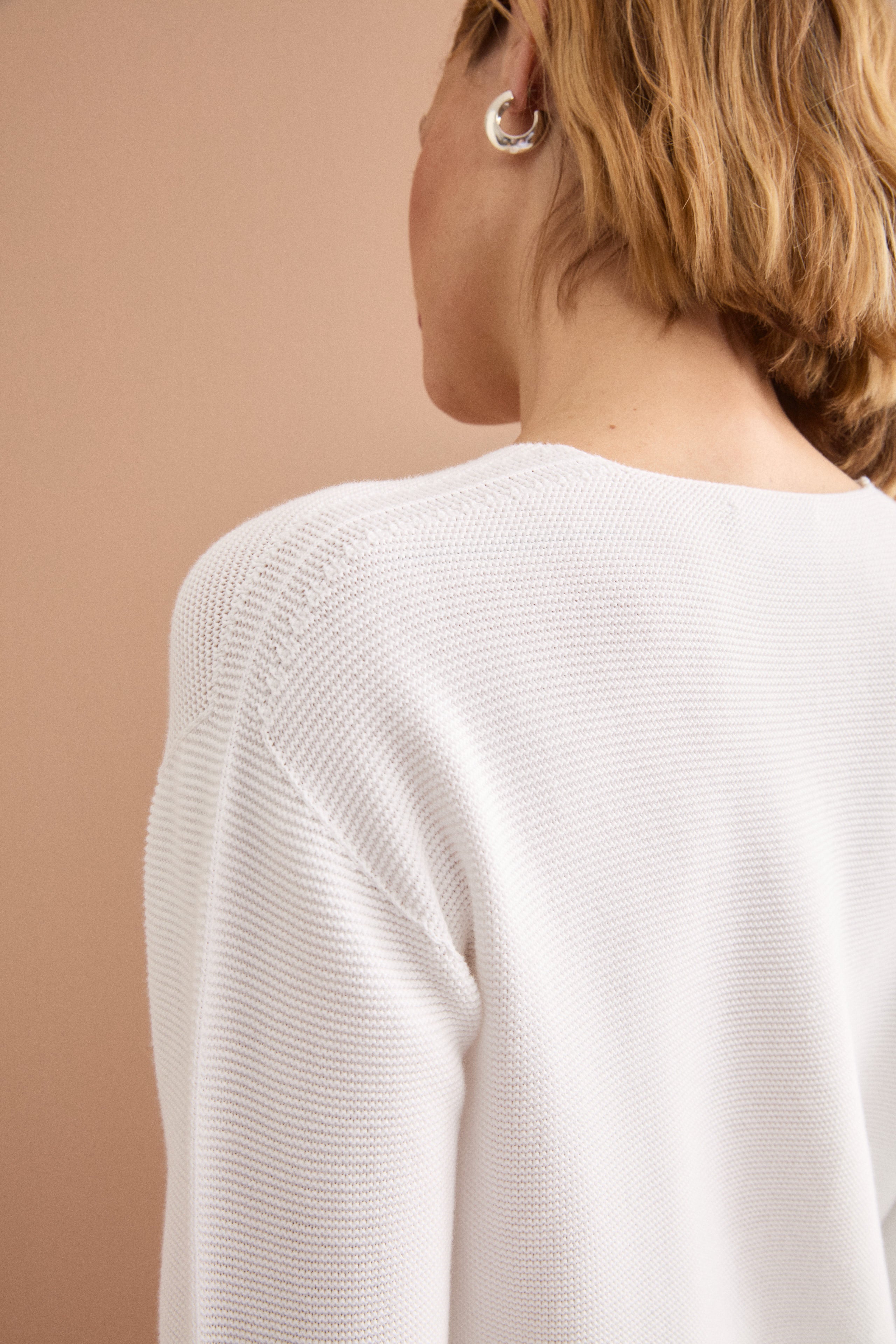 Maglia Scollo a V con Dettagli a Costine - BIANCO