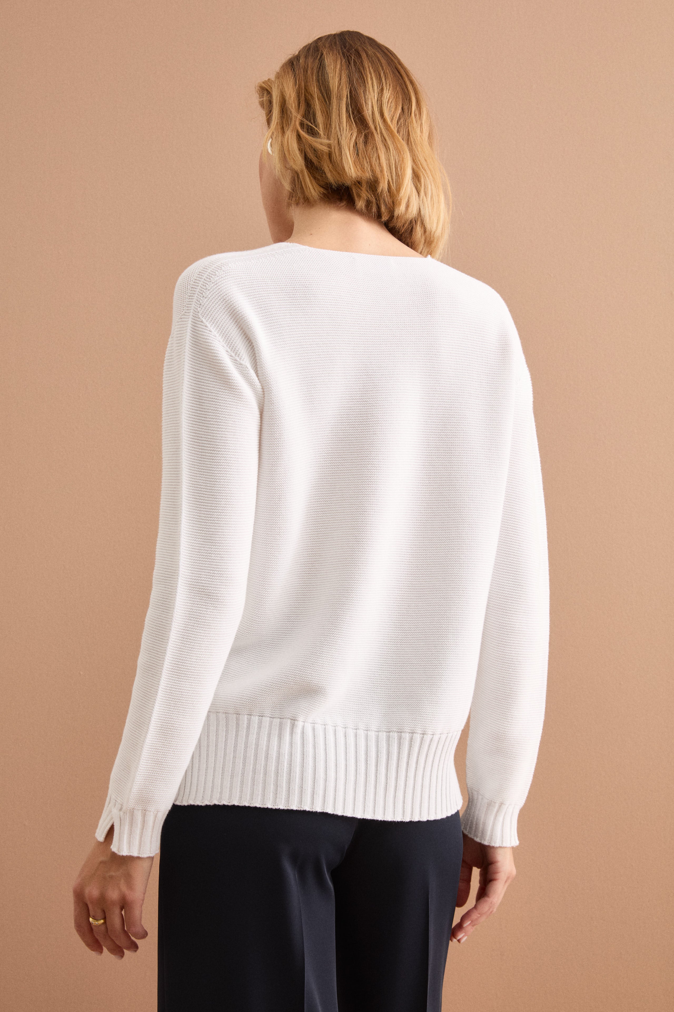 Maglia Scollo a V con Dettagli a Costine - BIANCO