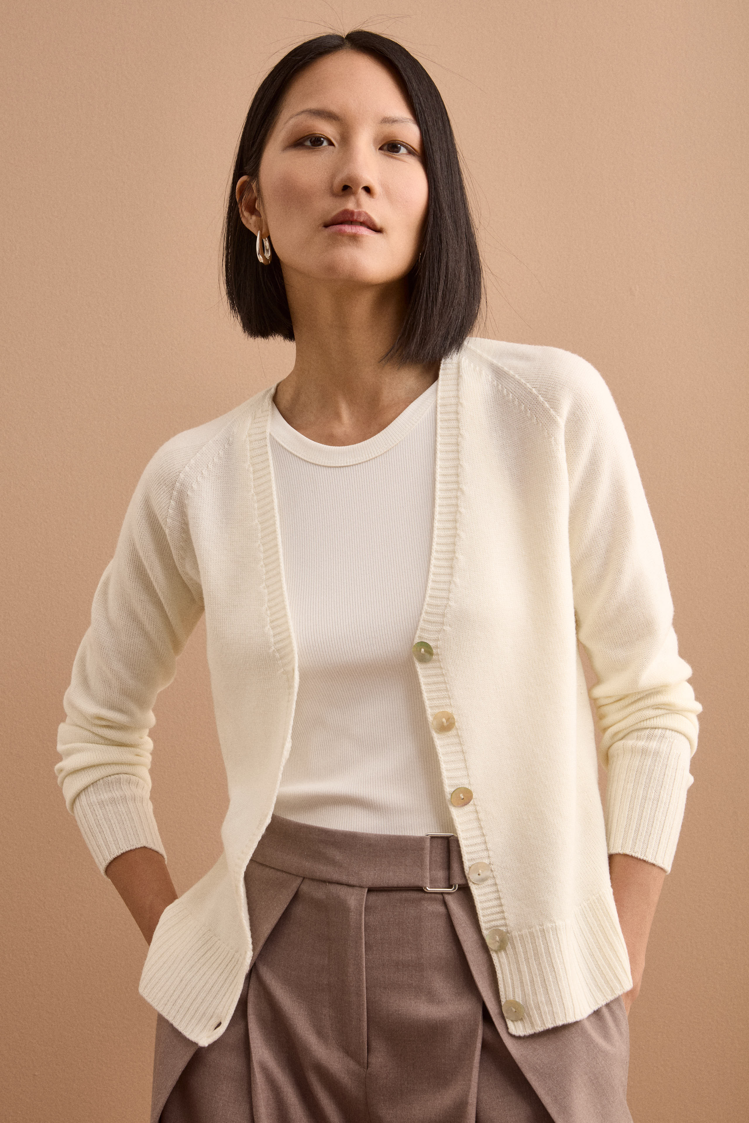 Cardigan Scollo a V con Bottoni in Lana Merino - ECRU