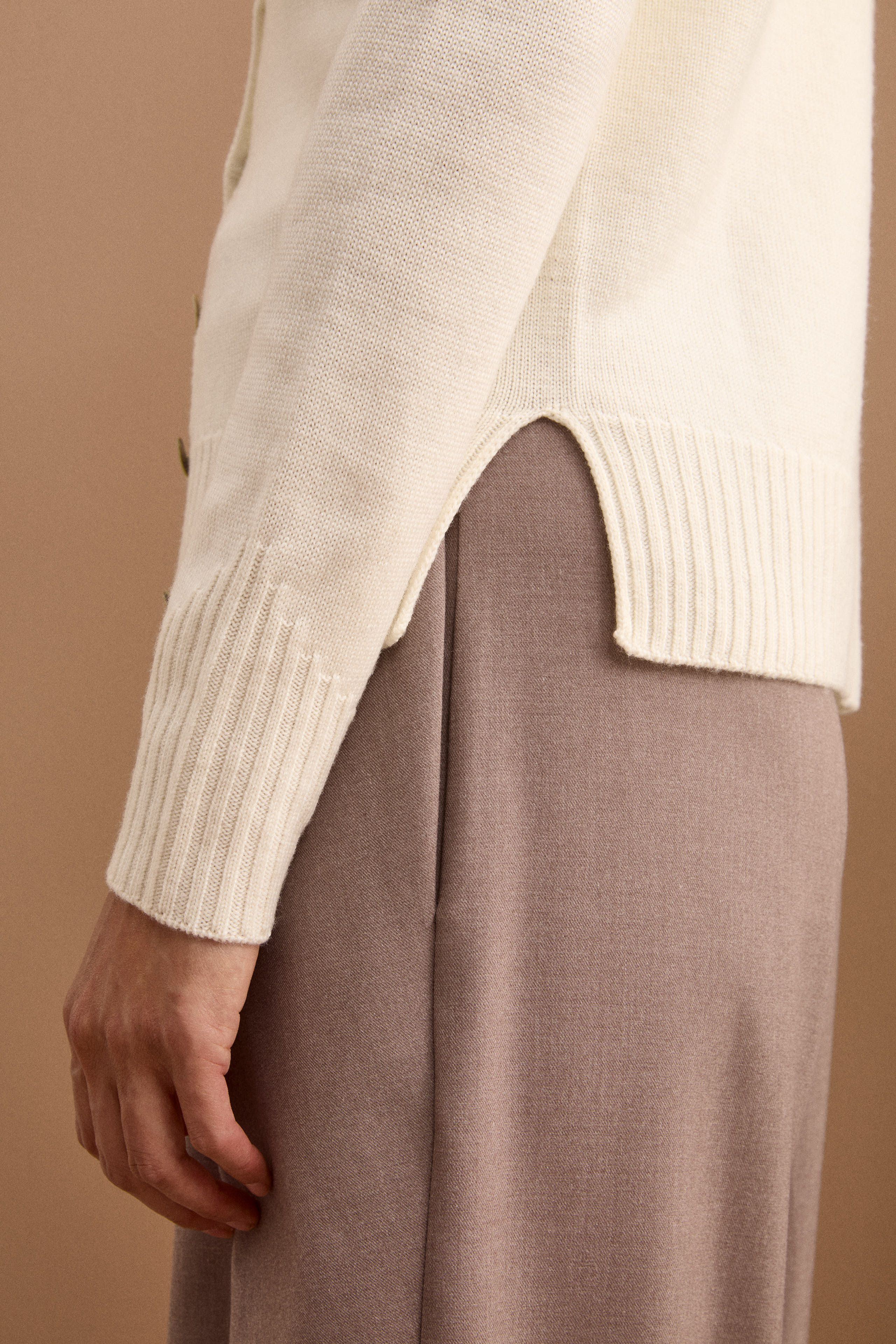 Cardigan Scollo a V con Bottoni in Lana Merino - ECRU