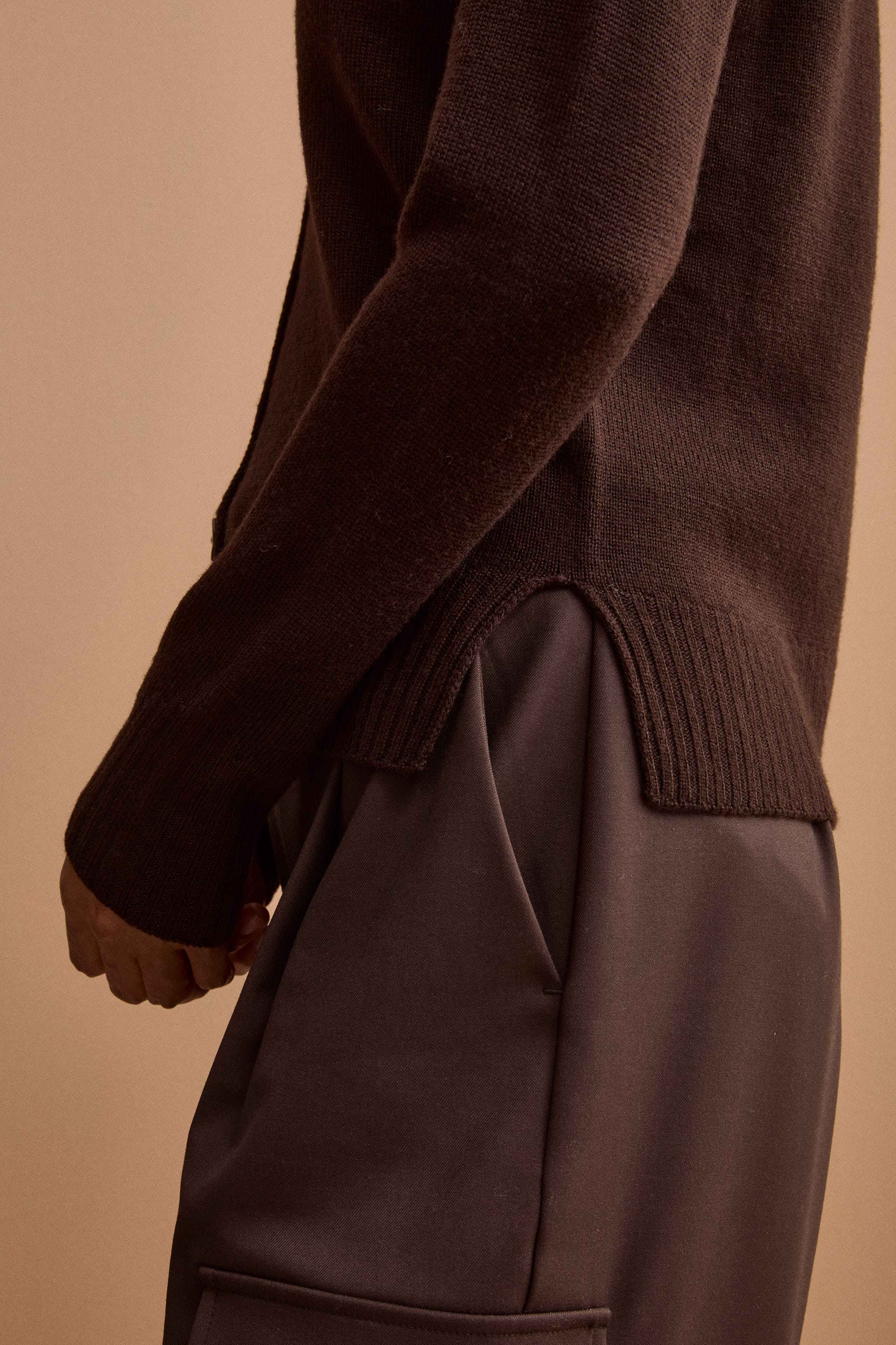 Cardigan Scollo a V con Bottoni in Lana Merino - T.MORO