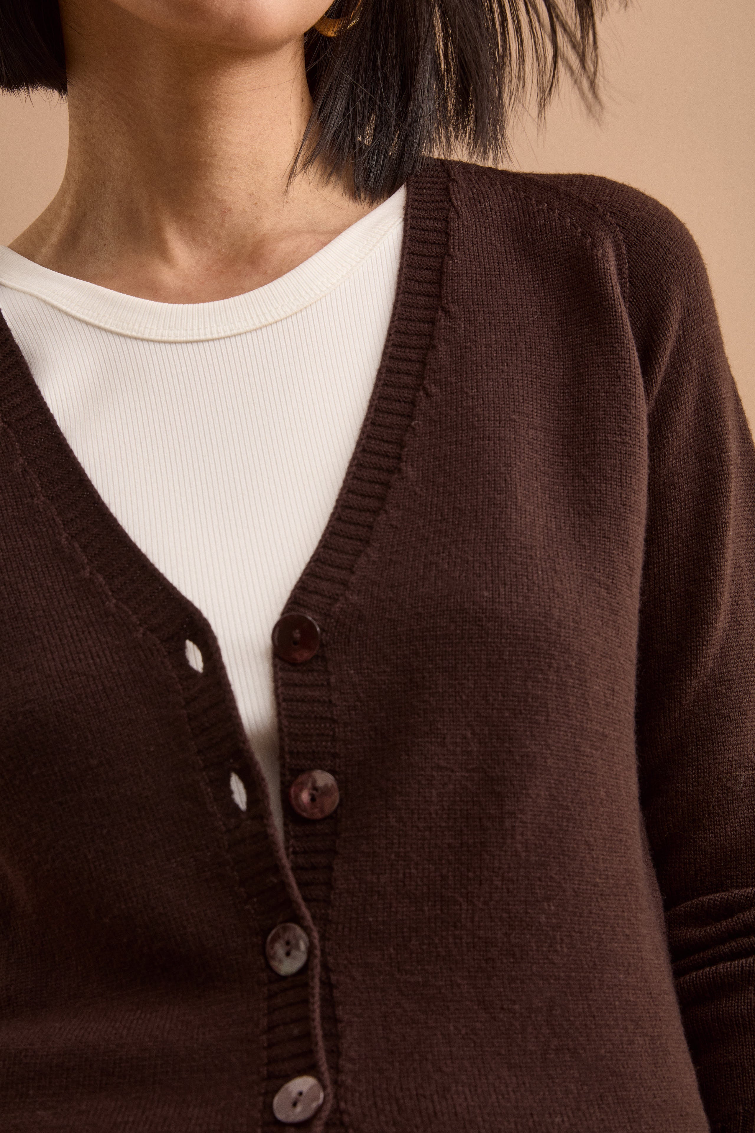 Cardigan Scollo a V con Bottoni in Lana Merino - T.MORO