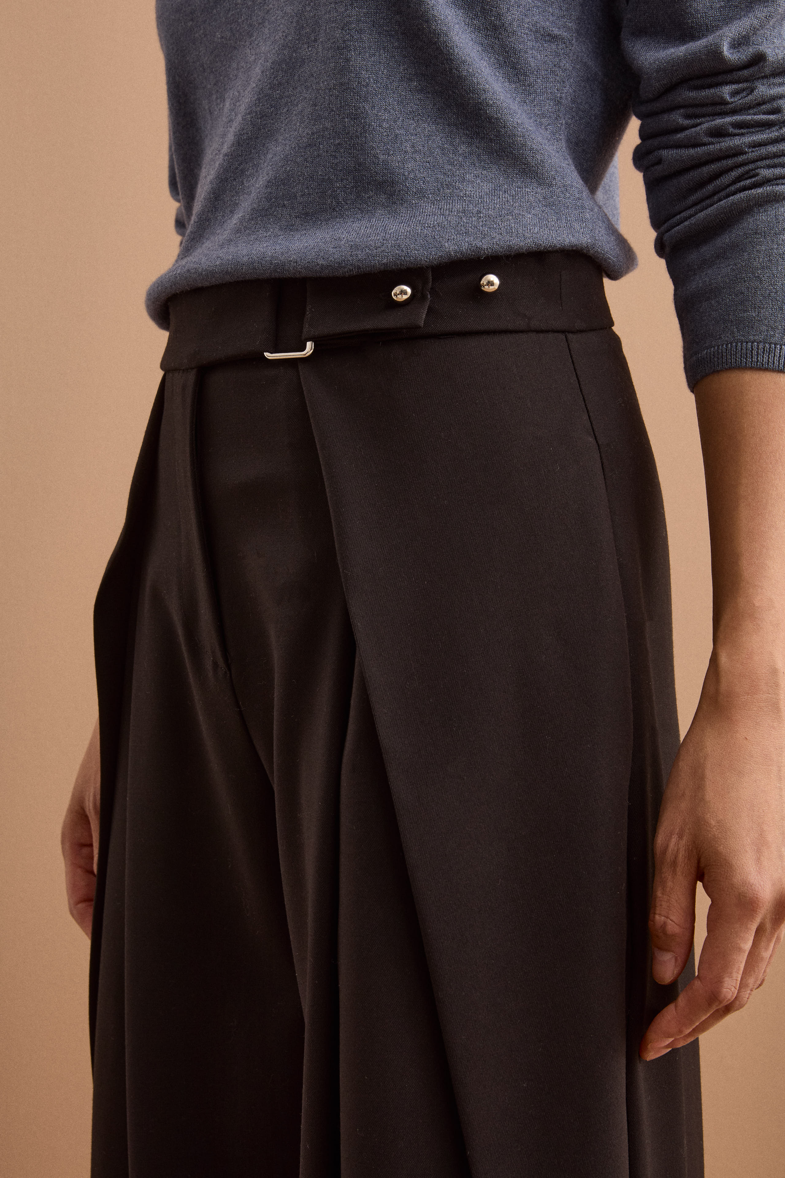Pantalone Elegante a Gamba Larga con Pieghe - NERO