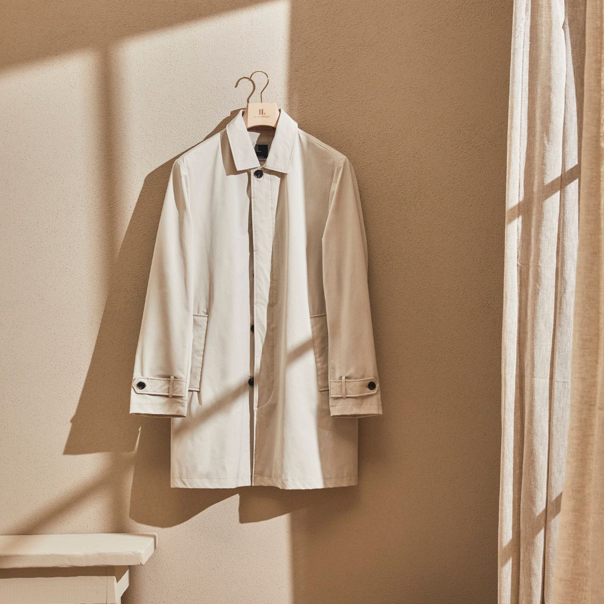 Impermeabile da uomo still life